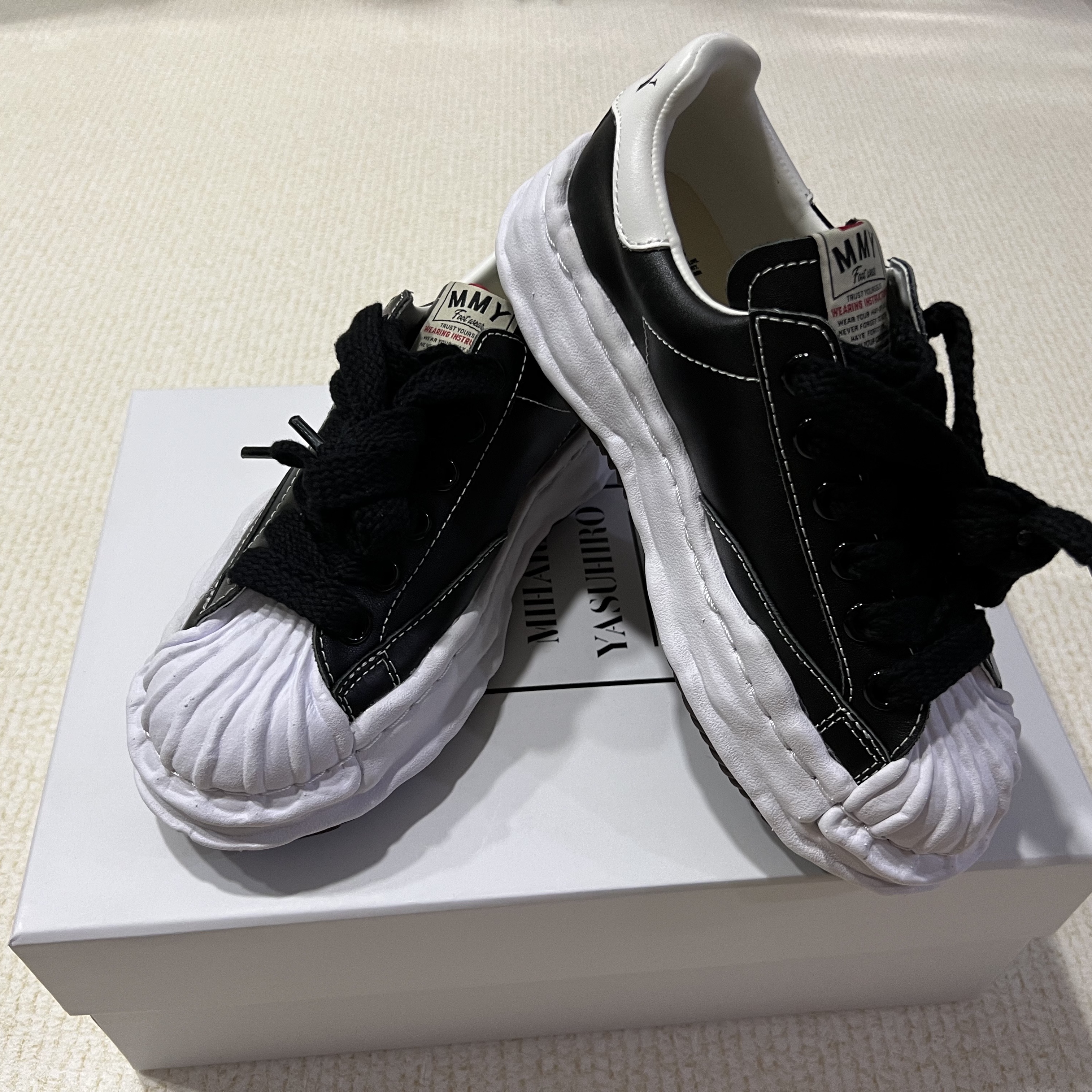 Maison Mihara Yasuhiro Blakey OG Sole Leather Low-top Sneakers Black 착용 스타일 - 1