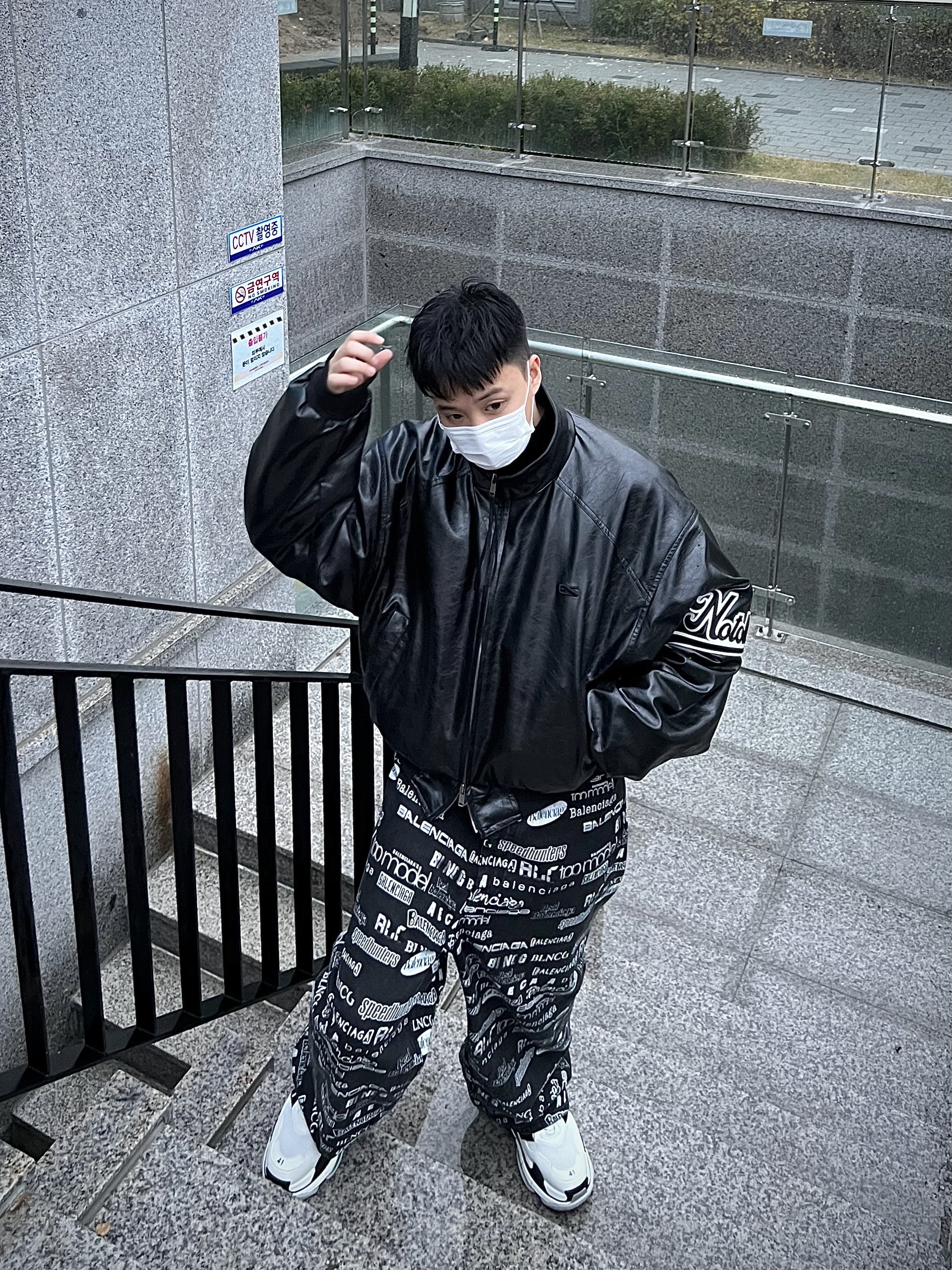 Balenciaga x Adidas Triple S Sneakers White Black 착용 스타일 - 3