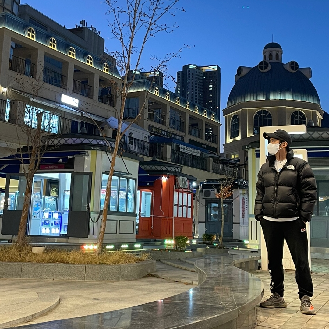 The North Face 1996 Eco Nuptse Jacket Black, Adidas Yeezy Boost 350 V2 Beluga 착용 스타일 - 1