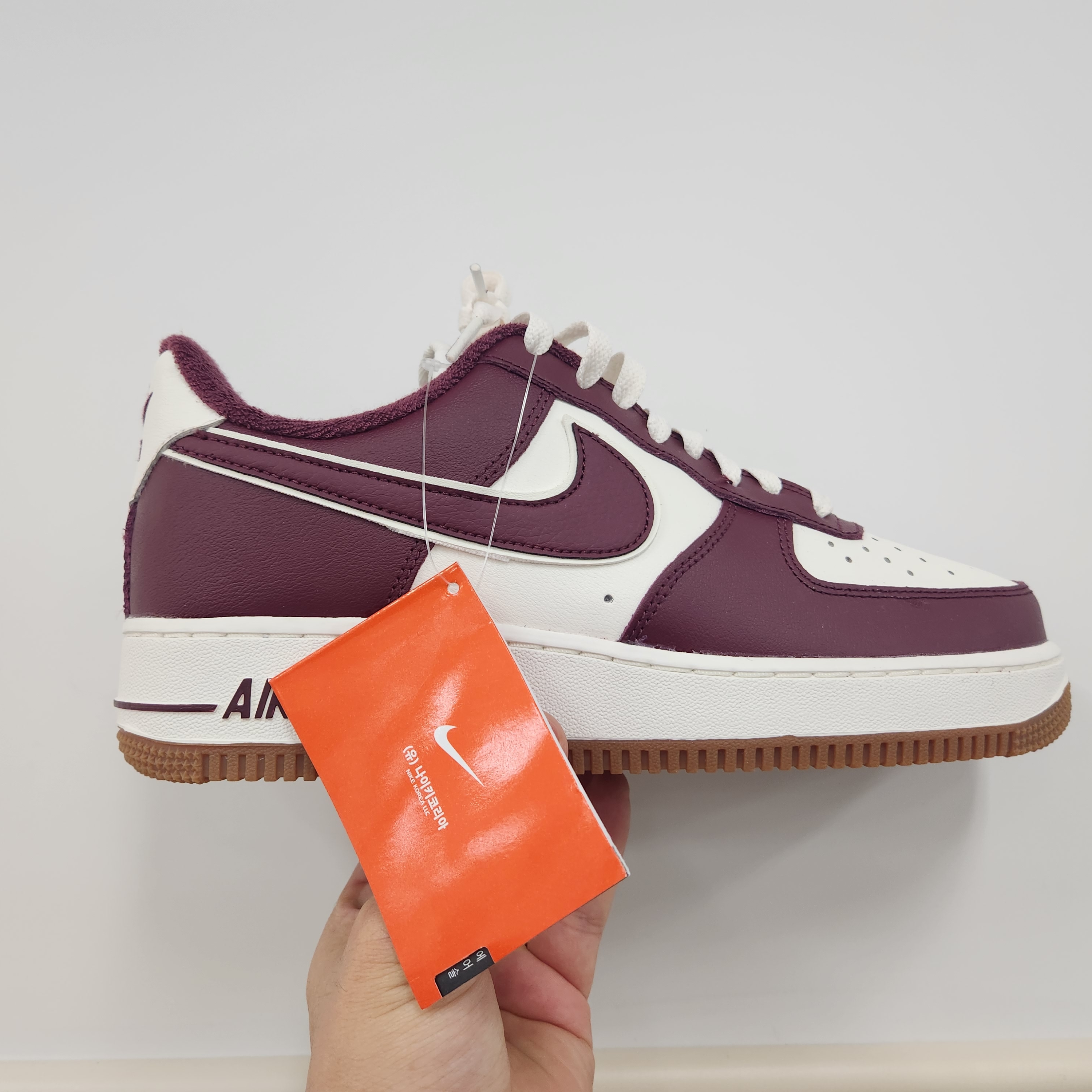 Nike Air Force 1 '07 LV8 Night Maroon 착용 스타일
