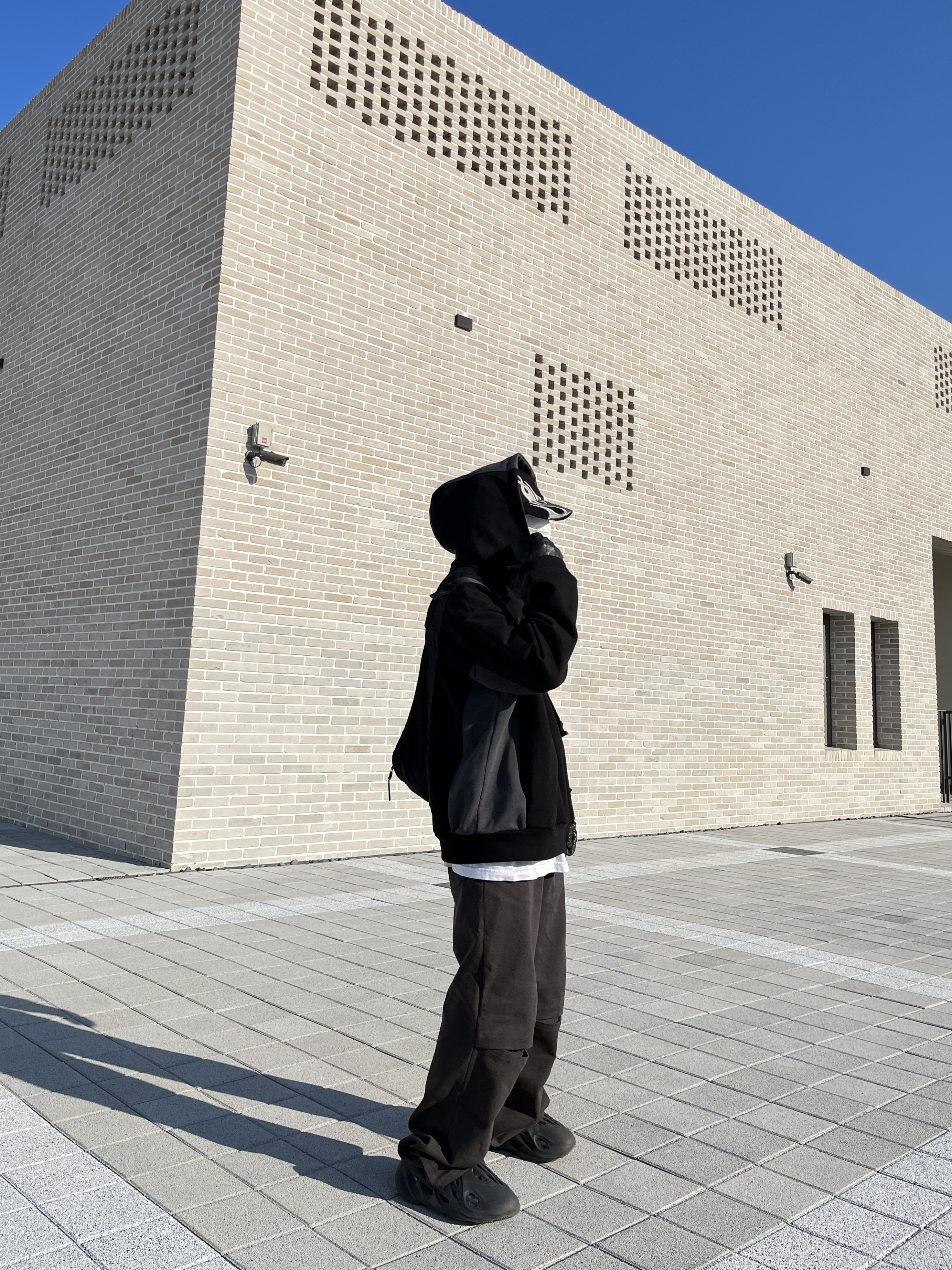 Adidas Yeezy Foam RNNR Onyx, Yeezy Gap Engineered By Balenciaga Flame Cap Black 착용 스타일 - 2