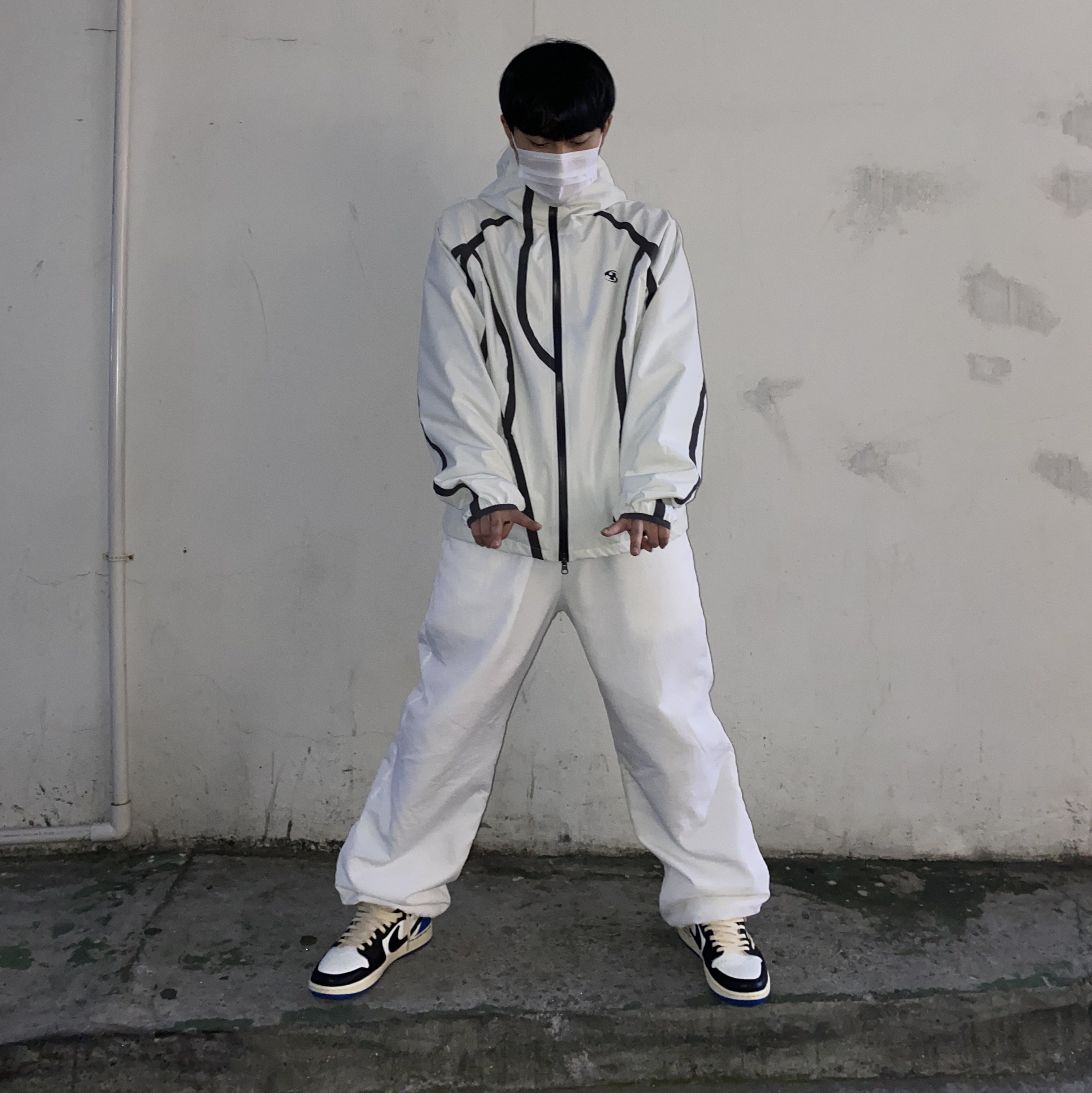 Sansan Gear Windblock Jacket Ivory - 22SS, Jordan 1 x Travis Scott x Fragment Retro Low OG SP Military Blue 착용 스타일
