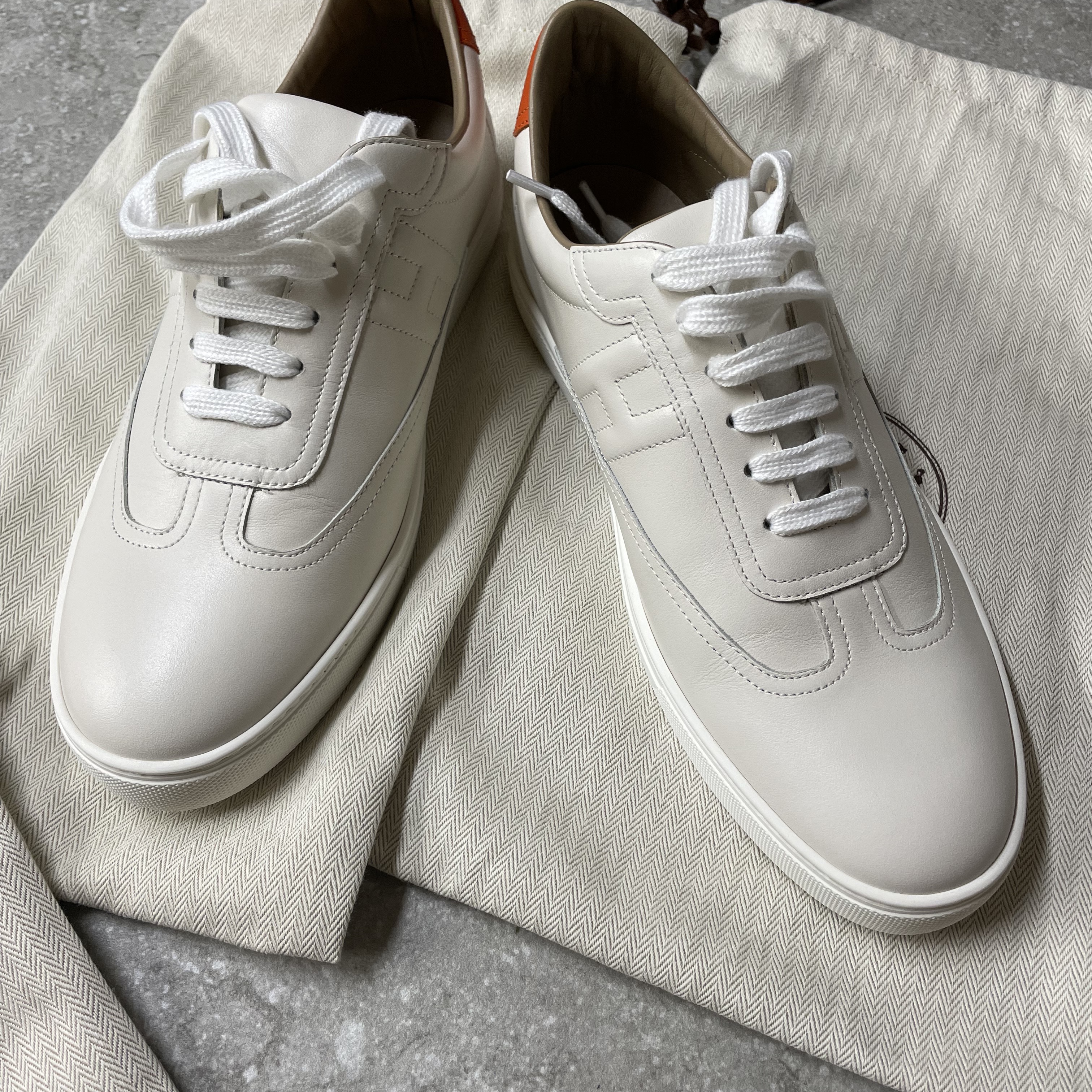 Hermes Quicker Sneakers Calfskin & Blanc Orange 착용 스타일 - 1