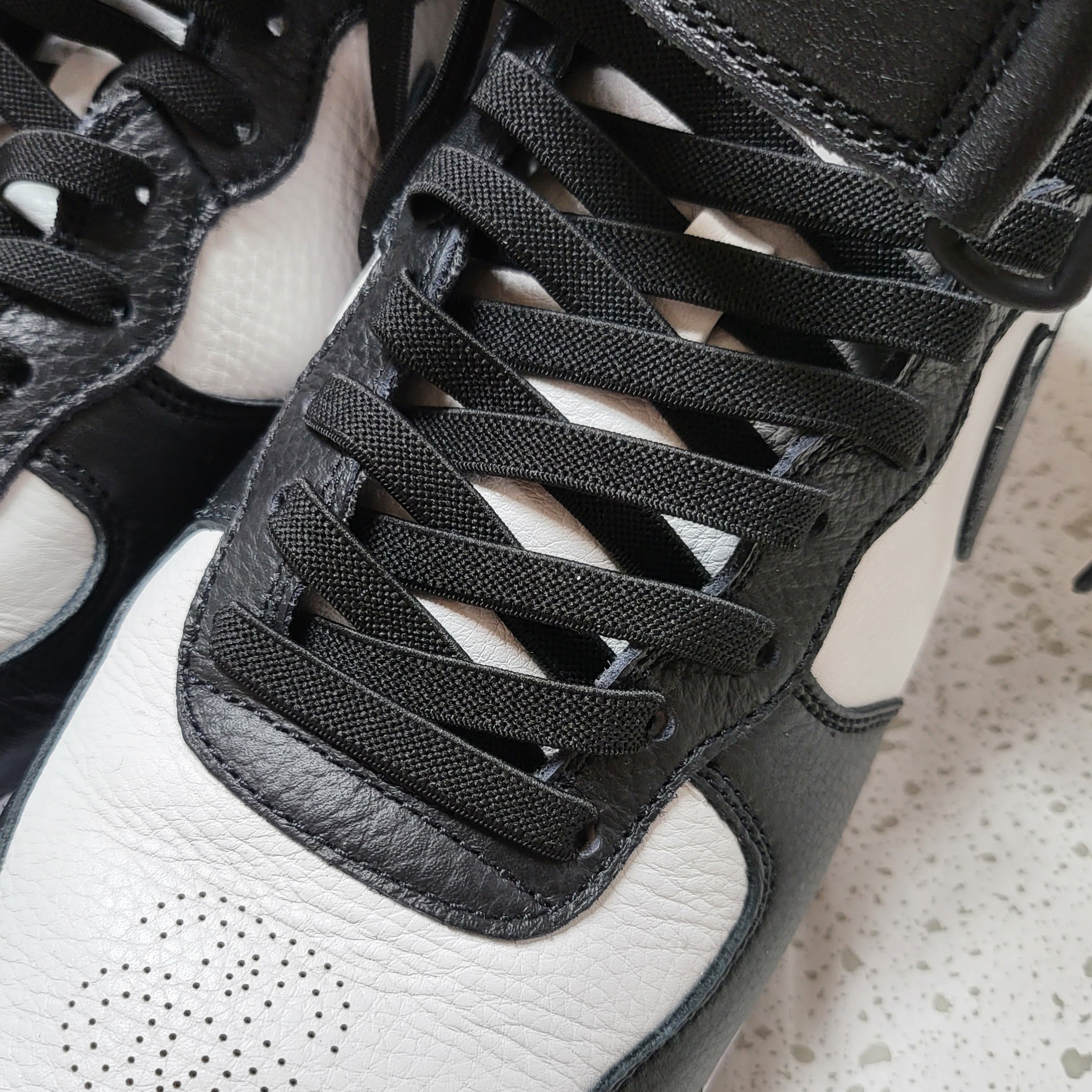 Jordan 4 Retro Midnight Navy, Nike x Stussy Air Force 1 '07 Mid SP Black and Light Bone 착용 스타일 - 2
