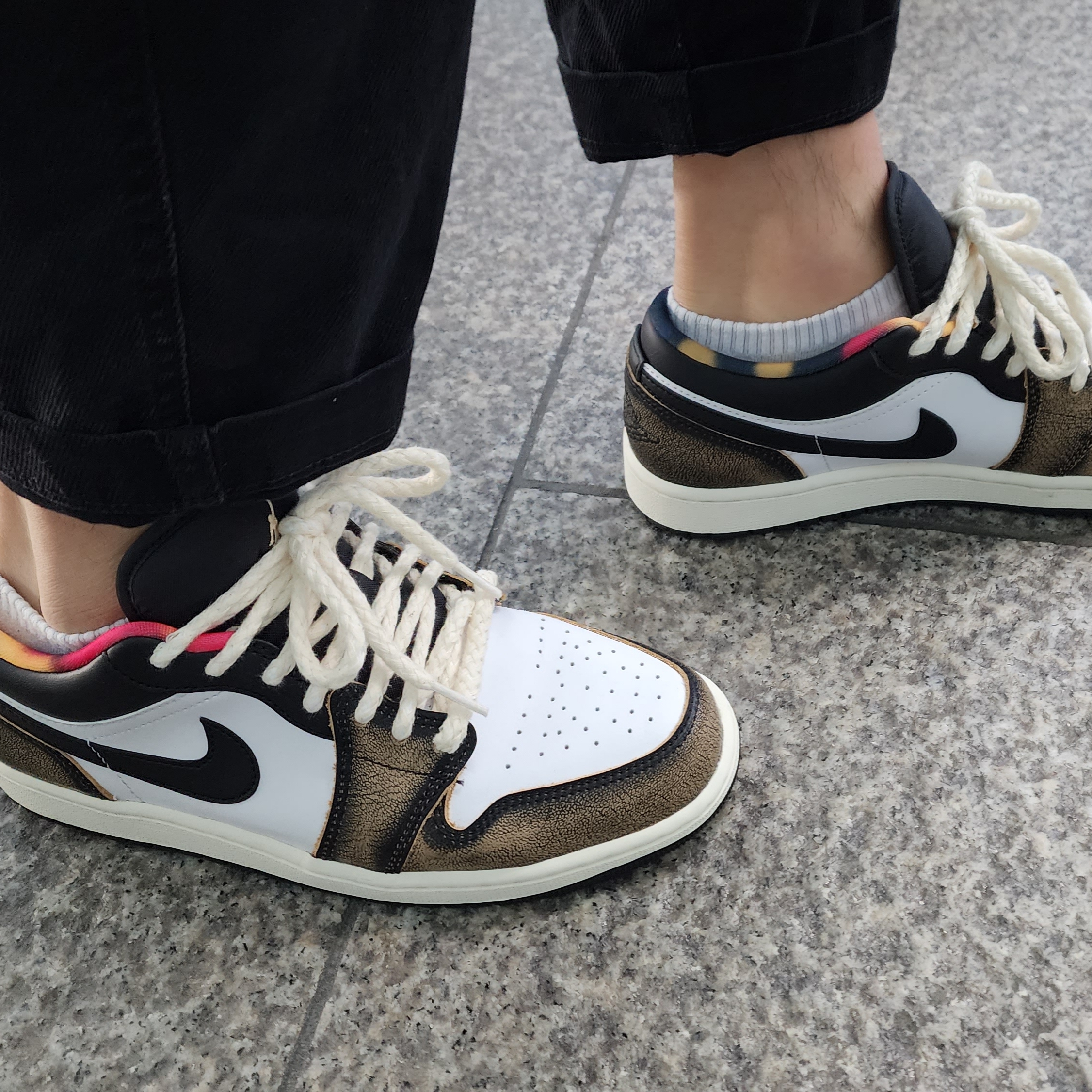 Jordan 1 Low SE Black White Onyx 착용 스타일