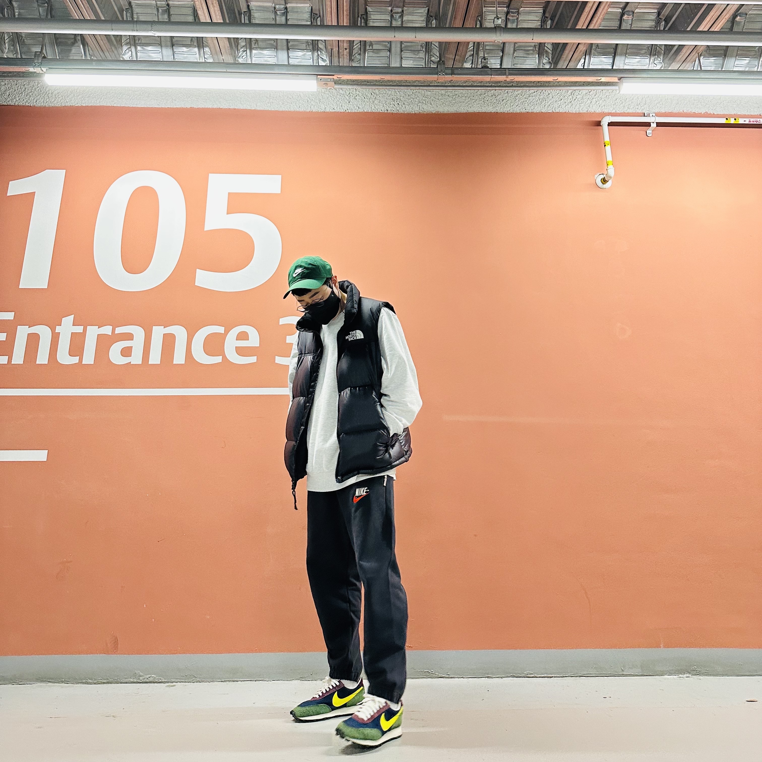 Nike Heritage 86 Futura Washed Cap Gorge Green, The North Face White Label Novelty Nuptse Down Vest Black 착용 스타일 - 2