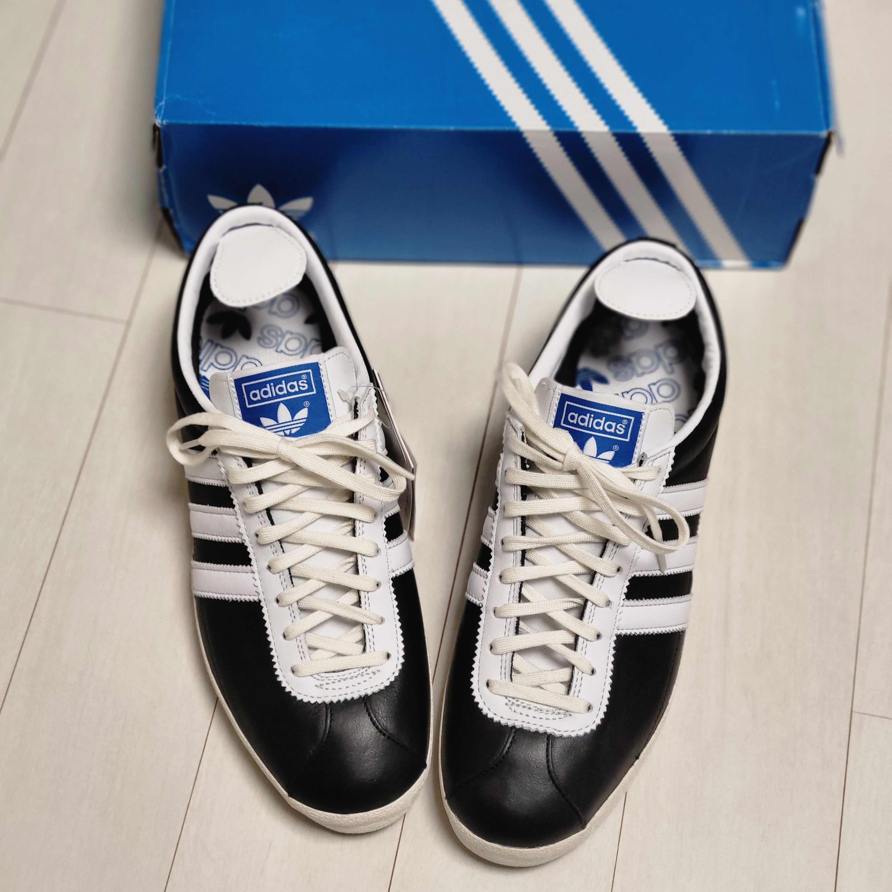 Adidas Gazelle Vintage Black White 착용 스타일 - 1