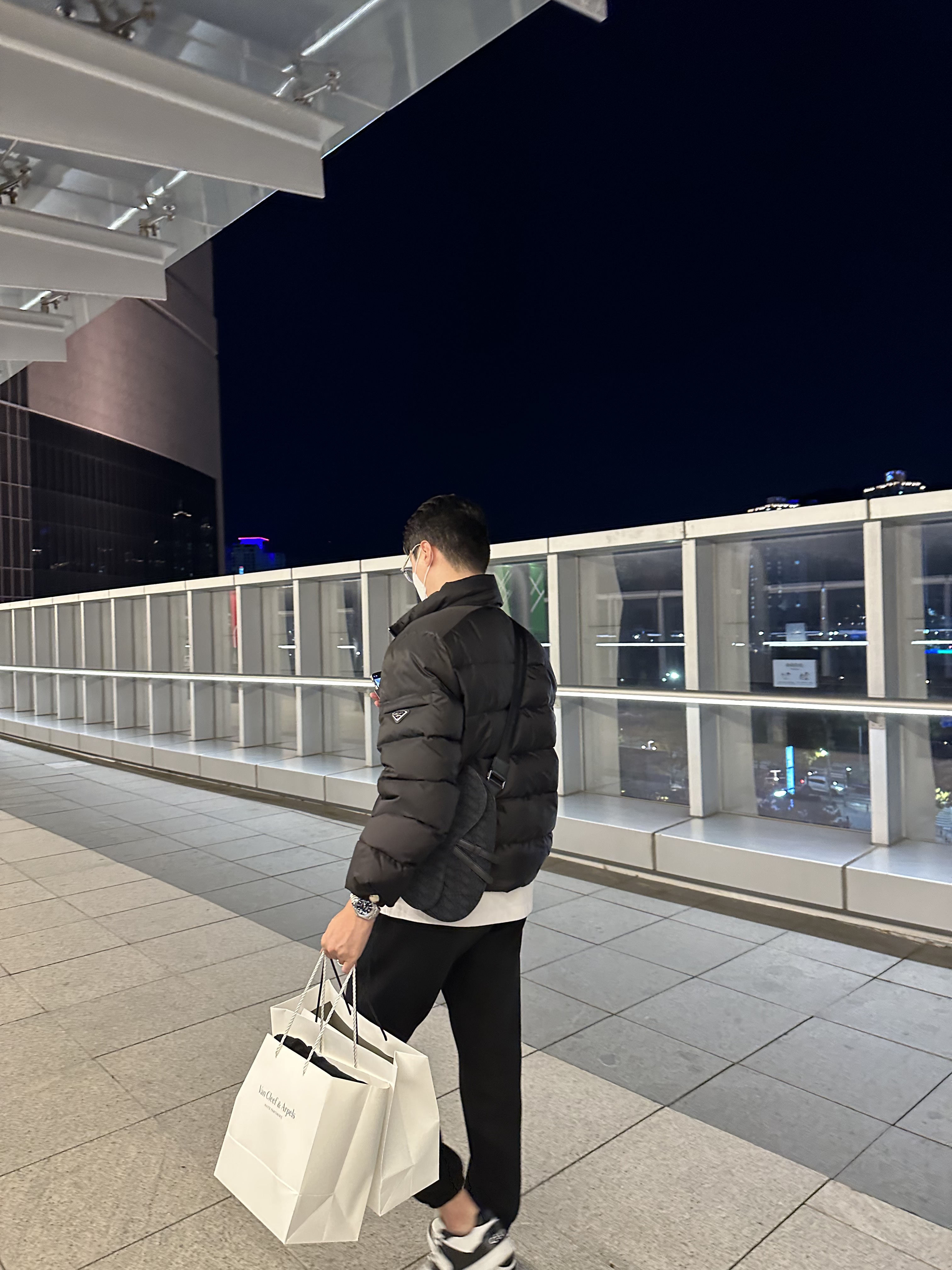 Prada Re-Nylon Short Puffer Jacket Black, Dior Saddle Bag Black Dior Oblique Jacquard 착용 스타일 - 2