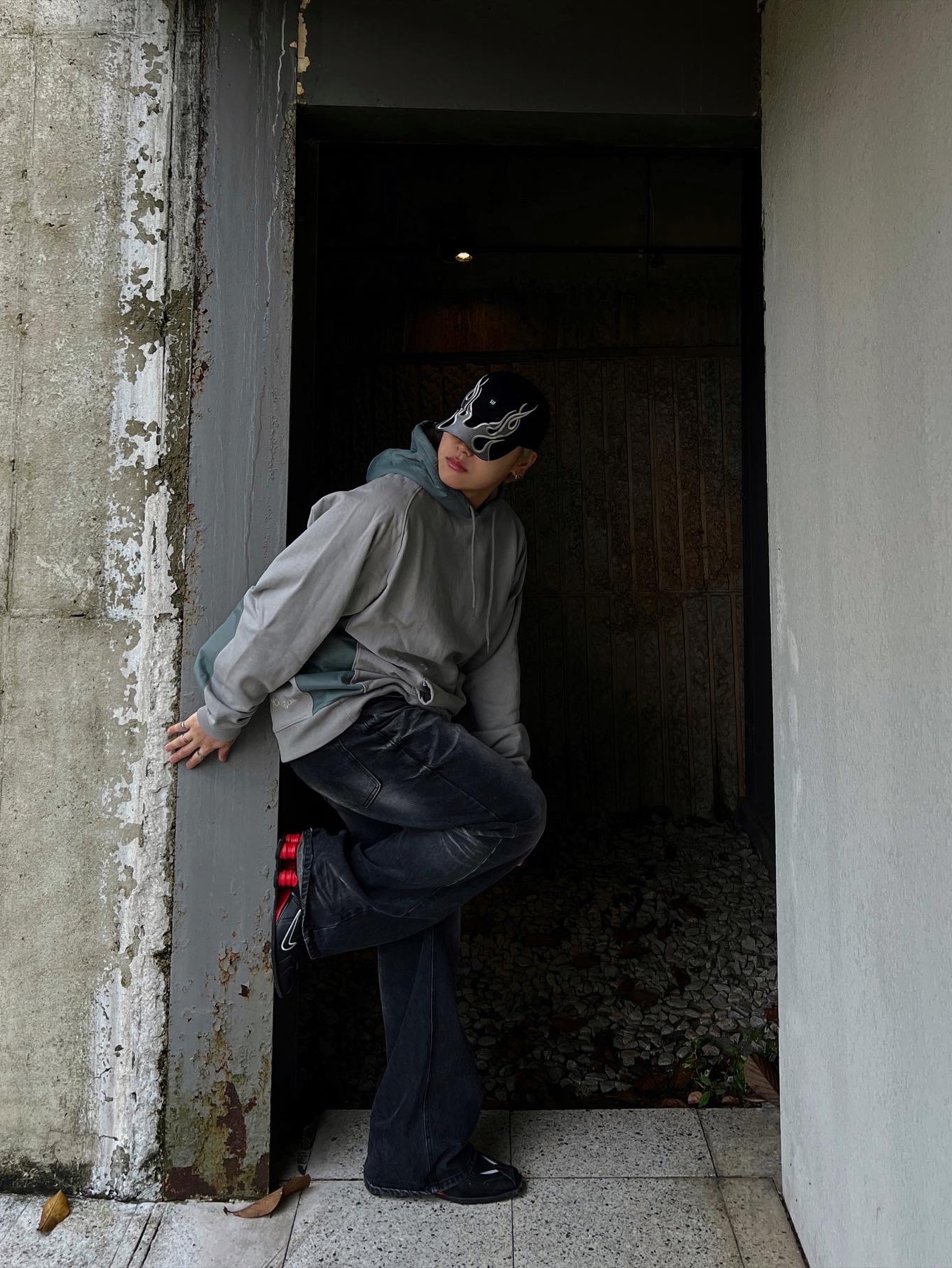 Yeezy Gap Engineered By Balenciaga Flame Cap Black, Nike x Martine Rose Shox MR4 Black 착용 스타일 - 3