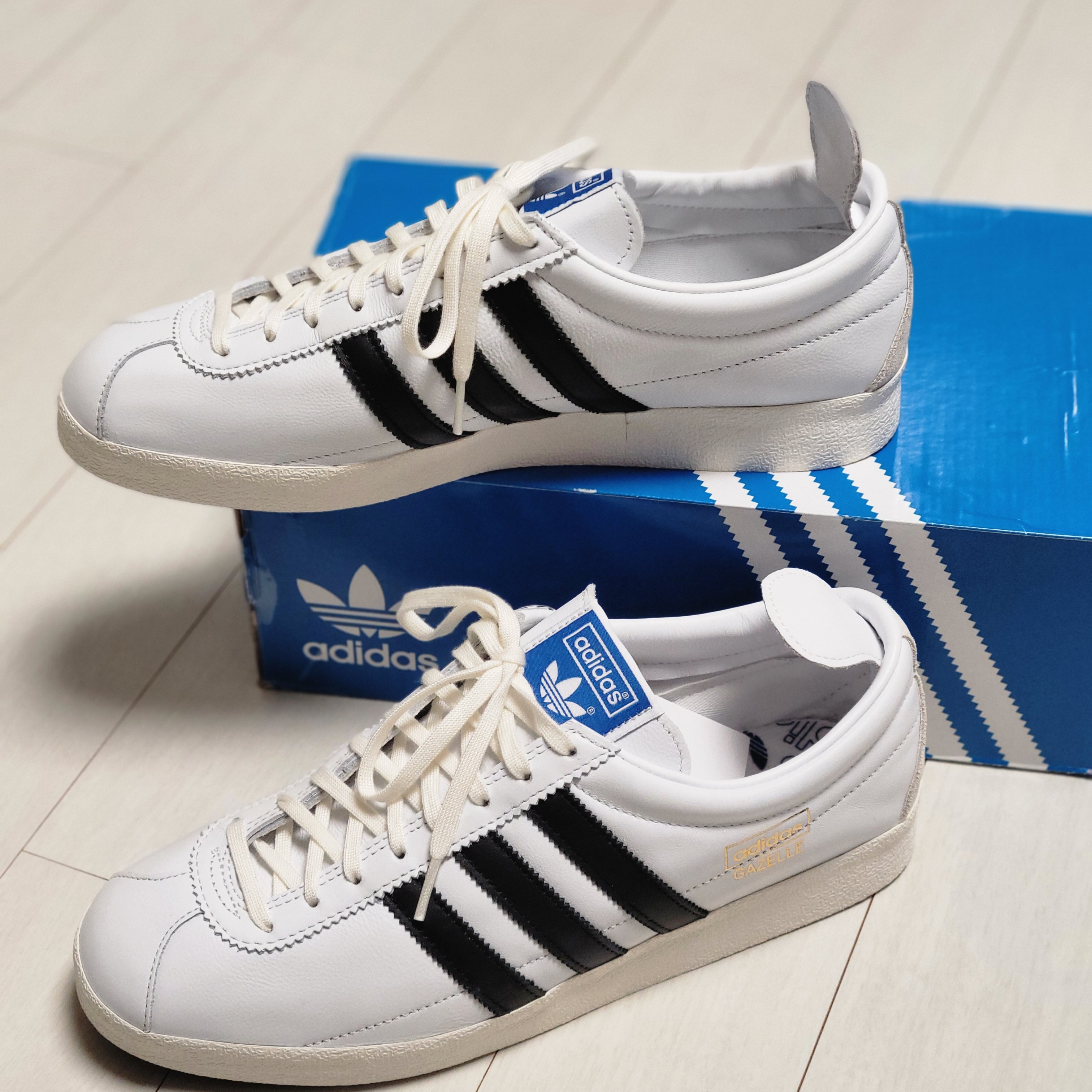 Adidas Gazelle Vintage White Black 착용 스타일 - 2