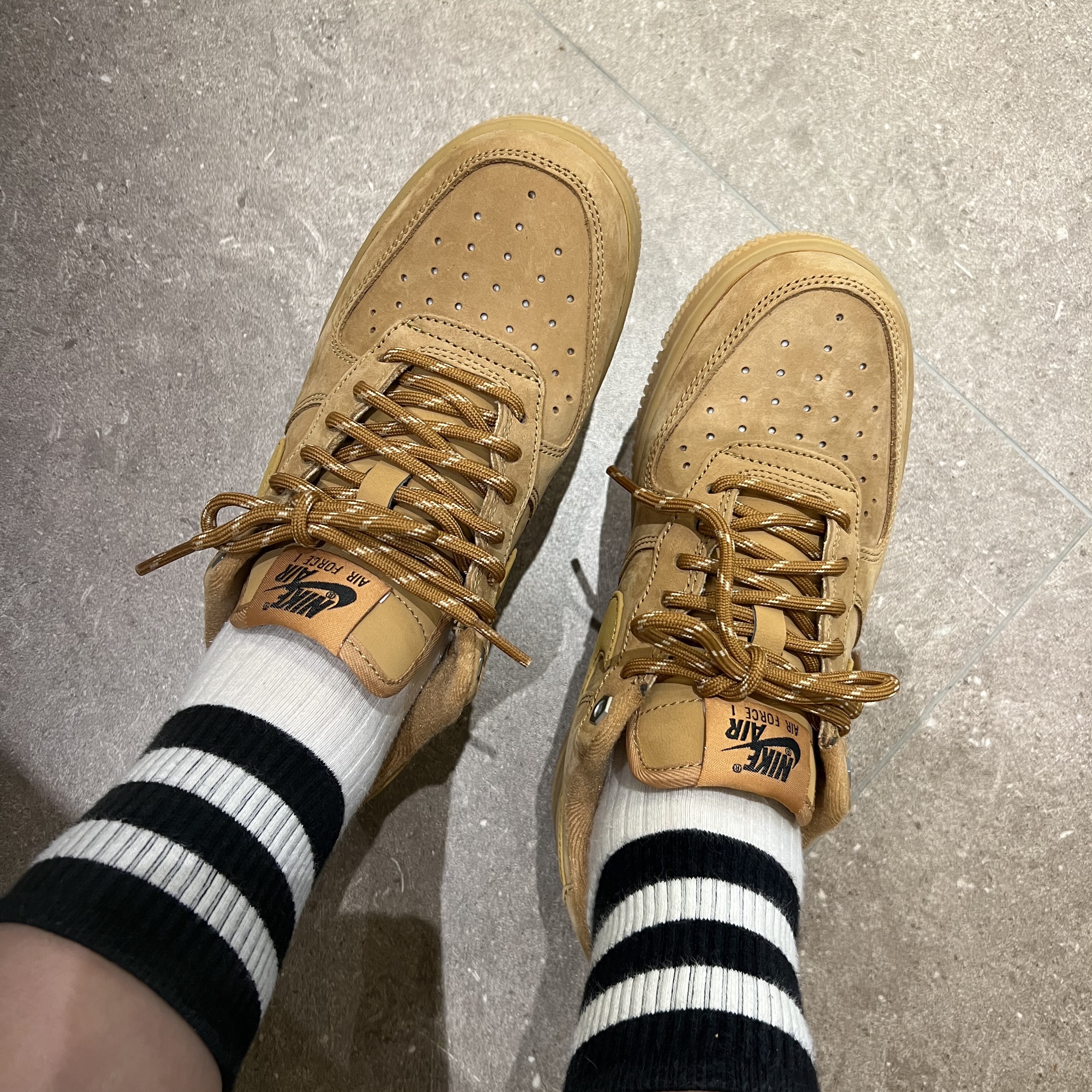 Nike Air Force 1 '07 WB Flax 착용 스타일