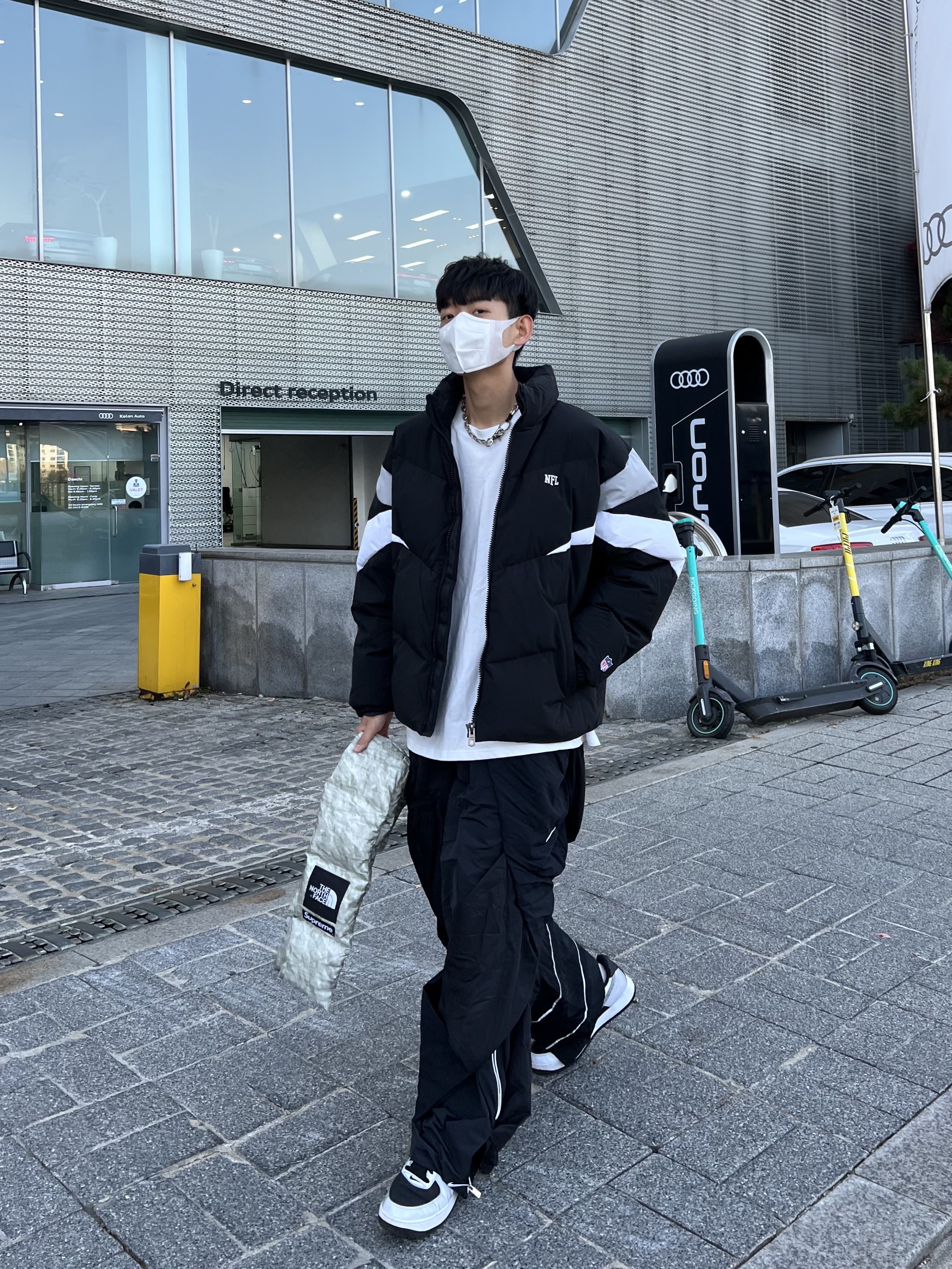 Nike x Stussy NRG RA T-Shirt Summit White (DM4942-121), Our Legacy Ladon Brass Keychain Matte Nickel 착용 스타일 - 1