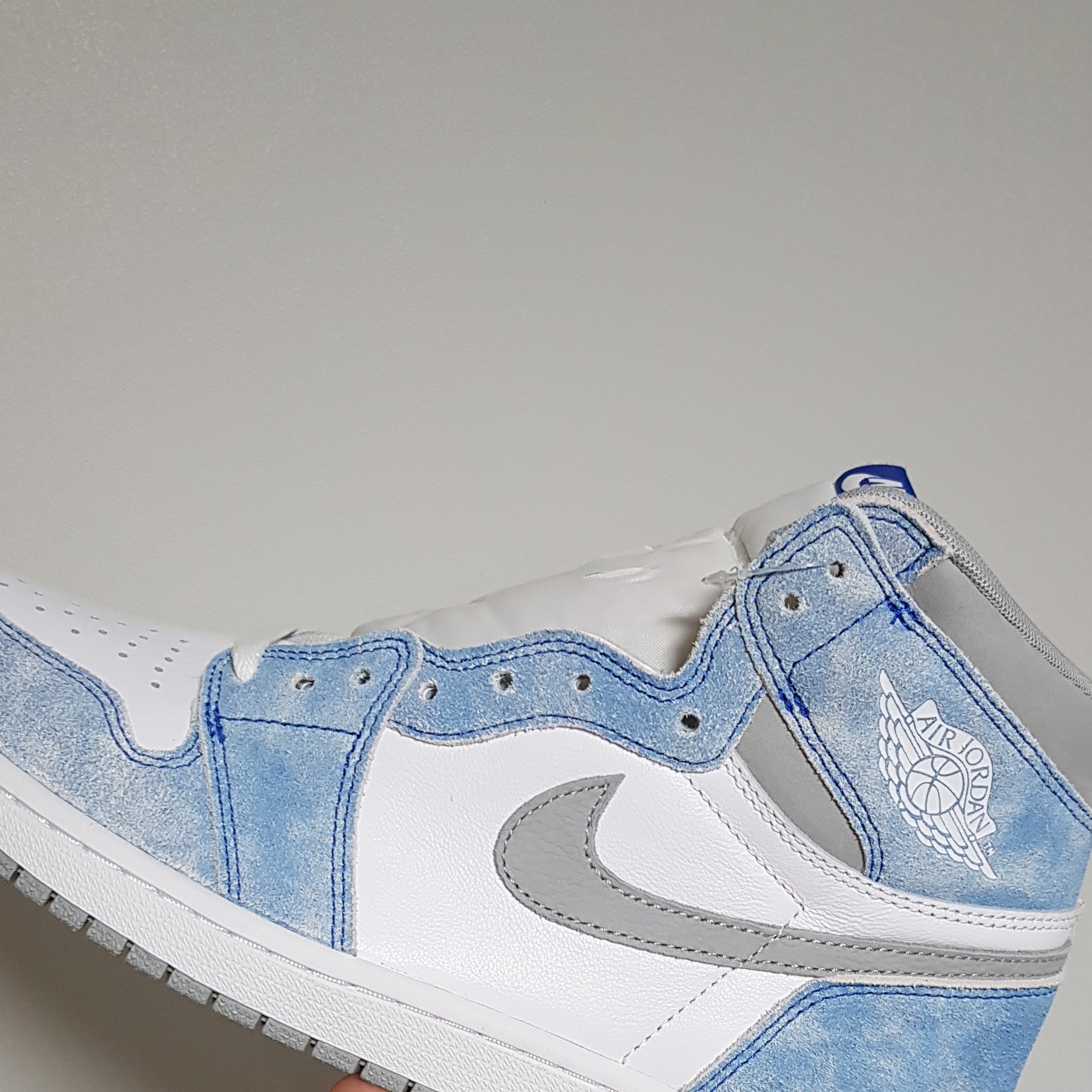 Jordan 1 Retro High OG Hyper Royal 착용 스타일