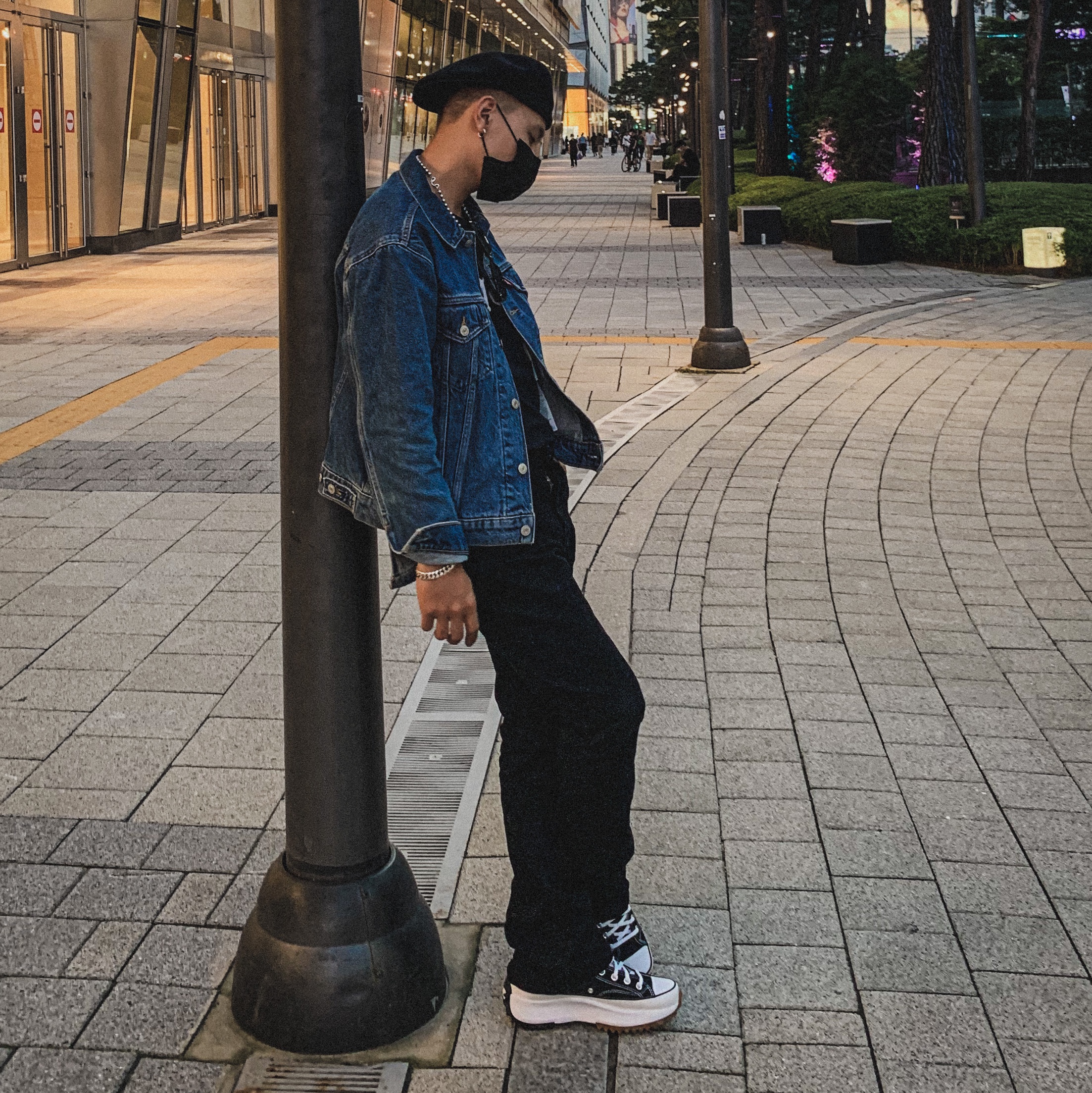 Converse Run Star Hike Hi Black White Gum, Supreme x Kangol Ventair Logo 504 Black - 22SS 착용 스타일 - 3