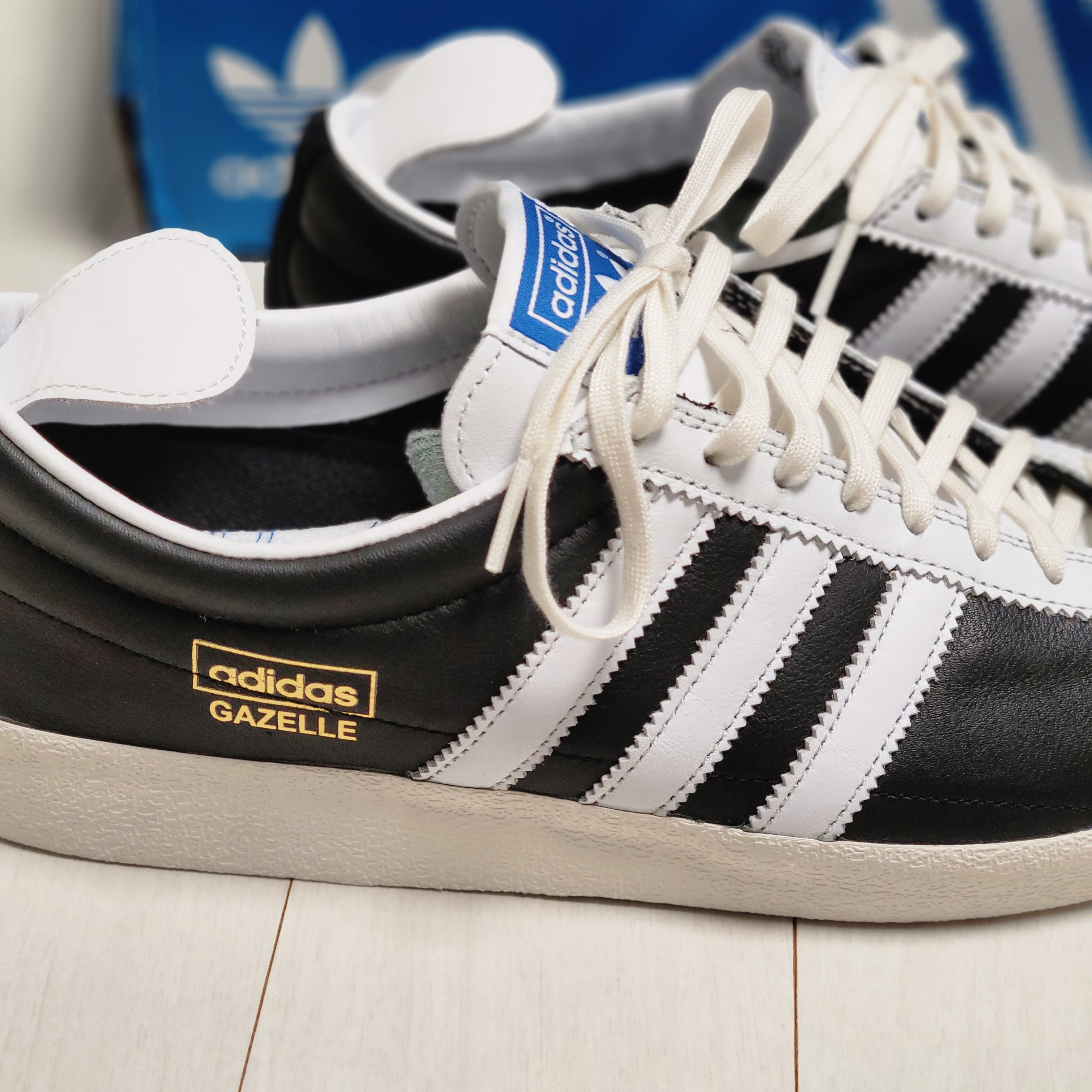 Adidas Gazelle Vintage Black White 착용 스타일 - 3