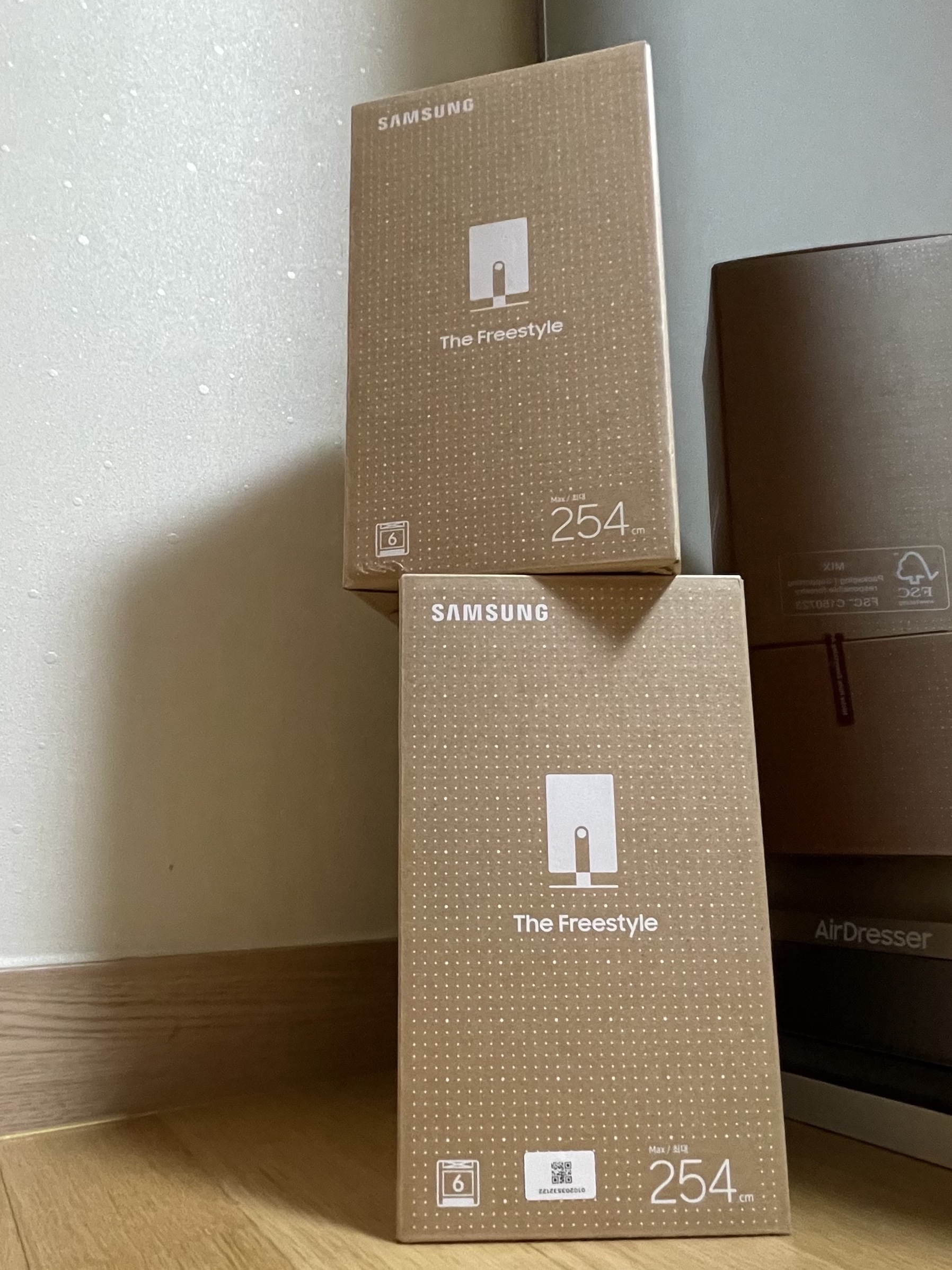 Samsung x Helinox The Freestyle Special Edition Package Dark Olive Green (Korean Ver.), Samsung The Freestyle All Round Player White (Korean Ver.) 착용 스타일