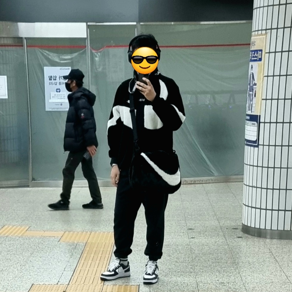 Sony WH-1000XM5 Black (Korean Ver.), Nike Big Swoosh Full Zip Jacket Black Sail 착용 스타일
