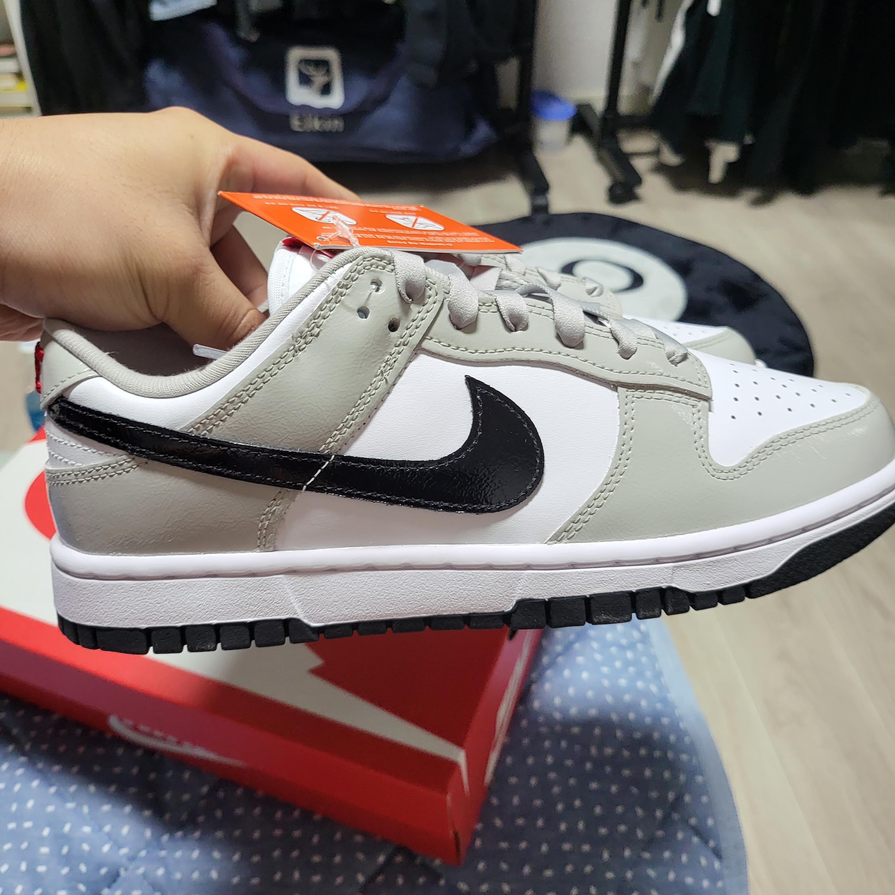 (W) Nike Dunk Low Essential Light Iron Ore Black 착용 스타일 - 2