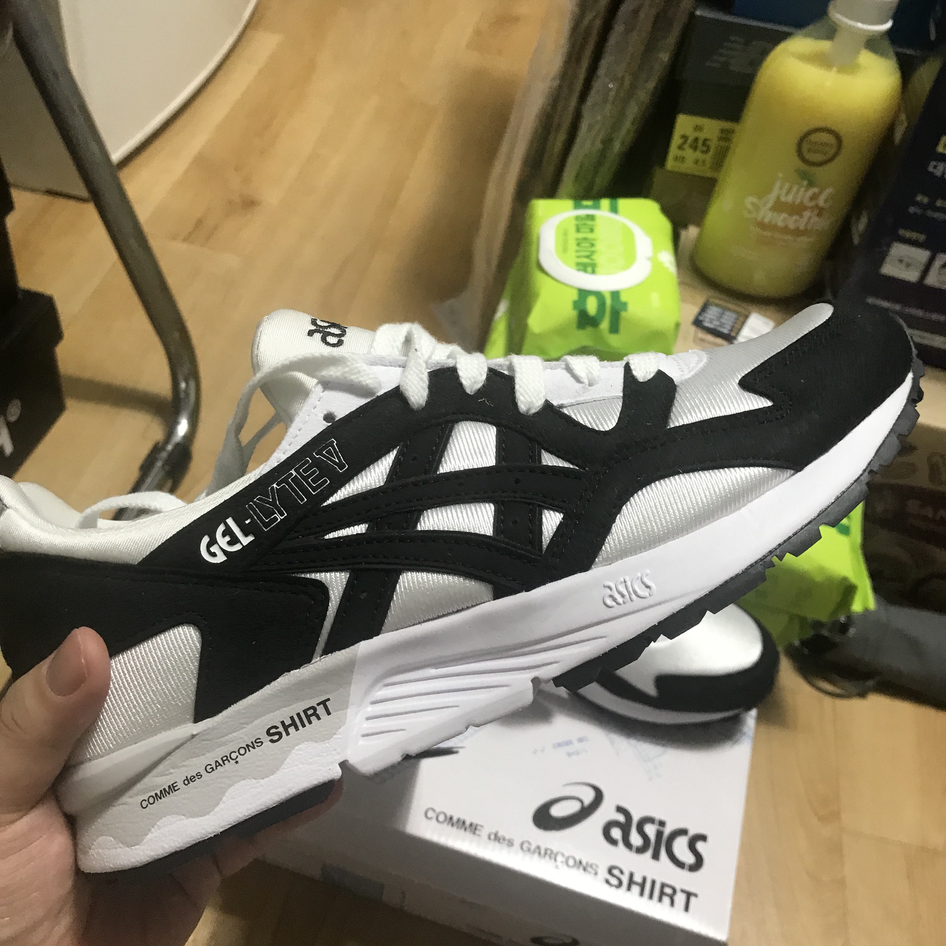 Asics x Comme des Garcons Shirt Gel-Lyte V White Black 착용 스타일 - 2