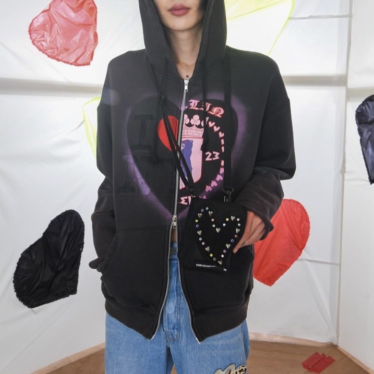 The Museum Visitor Heart Sprayed Half Emblem Zip-Up Hoody Charcoal - 22FW, The Museum Visitor Heart Gem Mini Bag Black - 22FW 착용 스타일