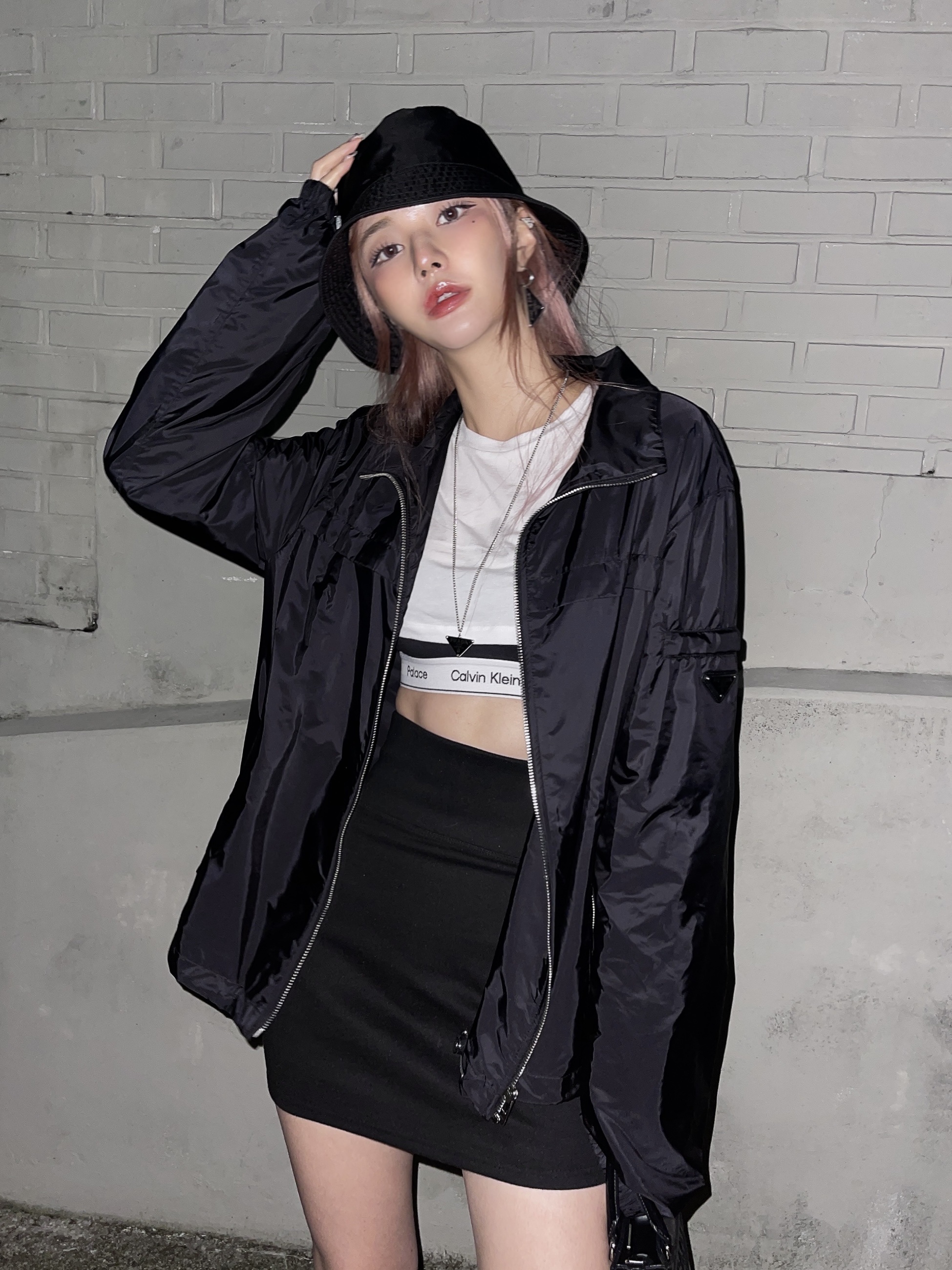 Prada Nylon Bucket Hat Black, Prada Leather Handbag Black 착용 스타일 - 4
