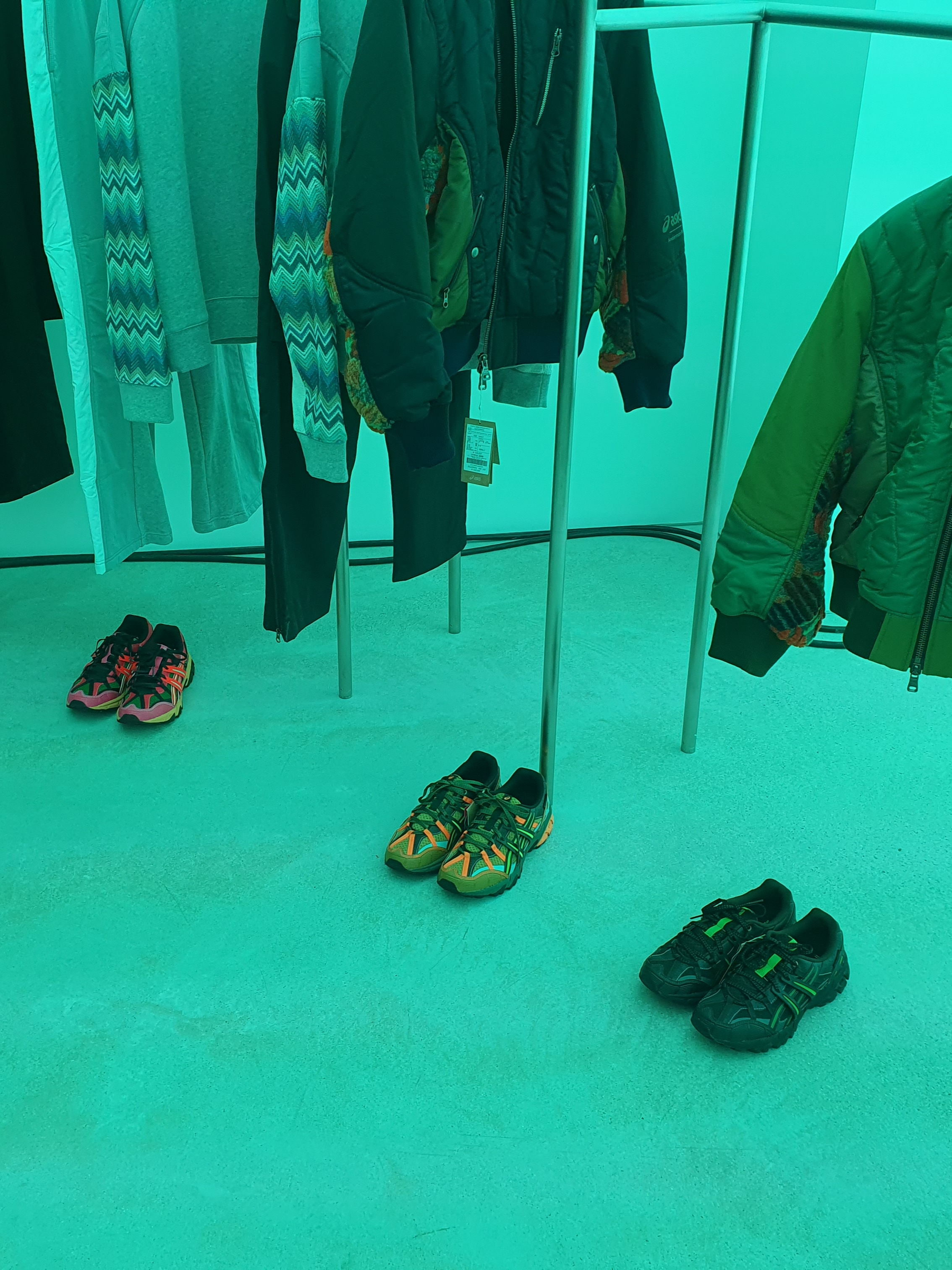 Andersson Bell x Asics Contrast Quilting Bomber Jacket Navy, Asics x Andersson Bell Gel-Sonoma 15-50 Black Green 착용 스타일 - 3