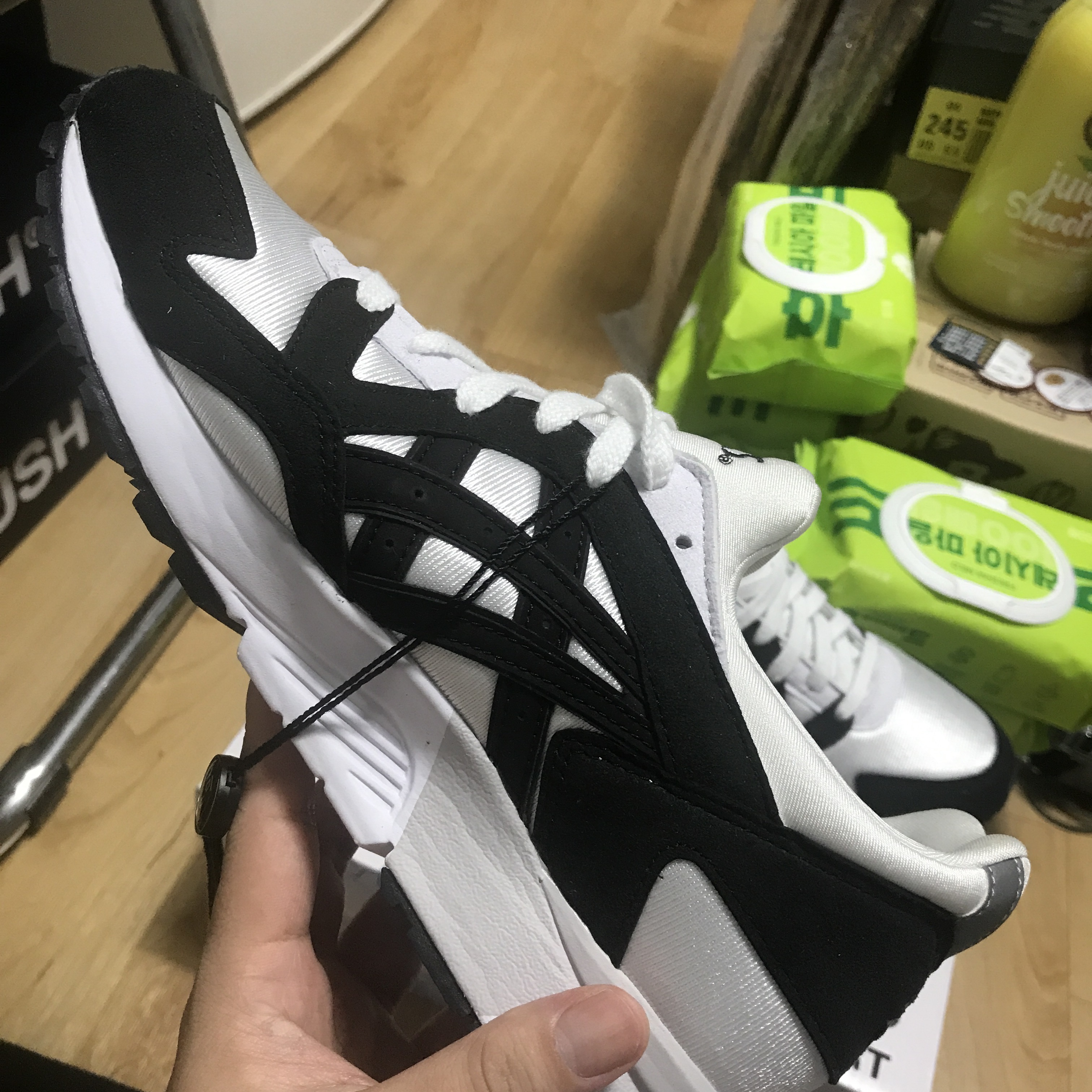 Asics x Comme des Garcons Shirt Gel-Lyte V White Black 착용 스타일 - 4