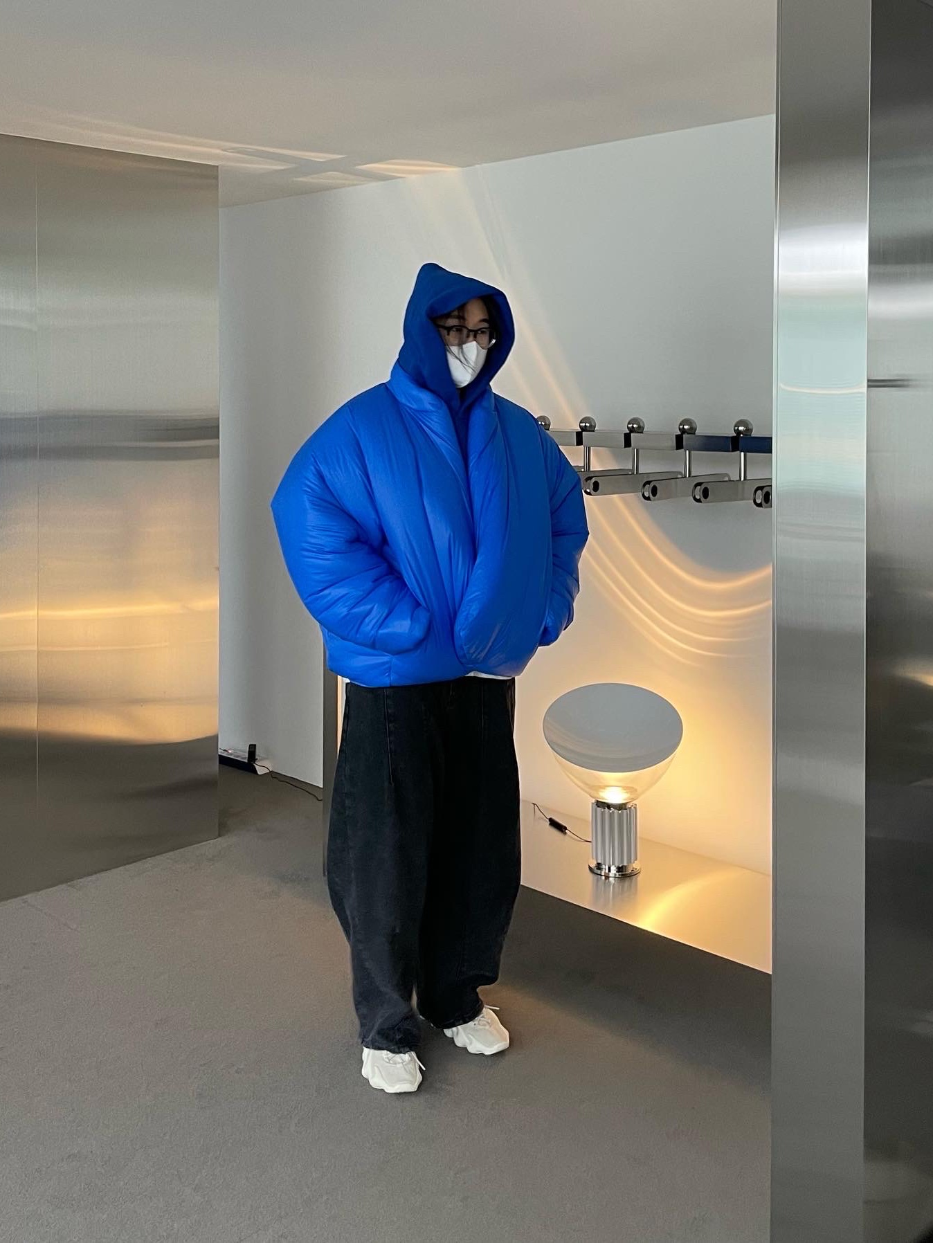 Yeezy Gap Round Jacket Blue, Adidas Yeezy 450 Cloud White 착용 스타일 - 1