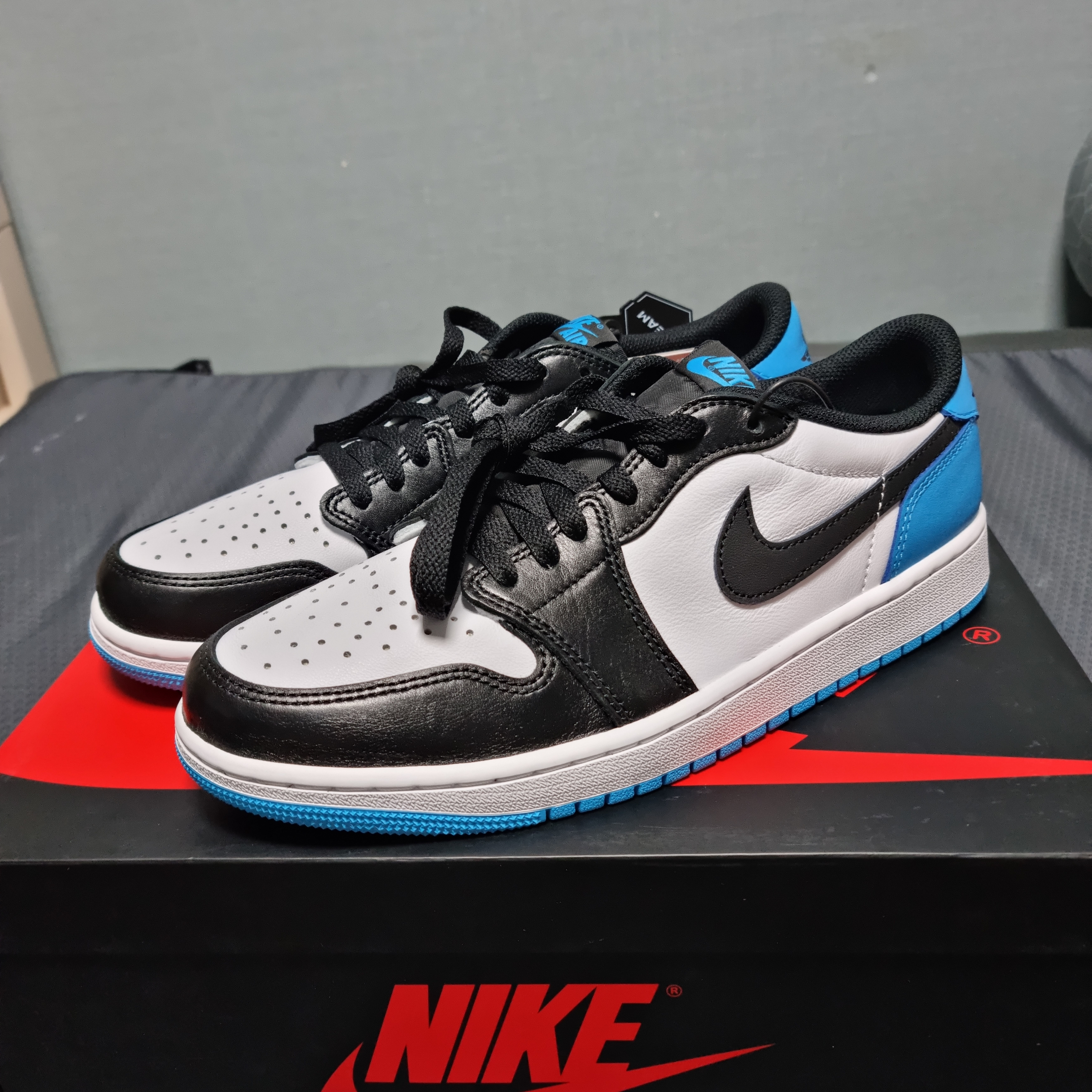 Jordan 1 Retro Low OG Black and Dark Powder Blue 착용 스타일 - 1