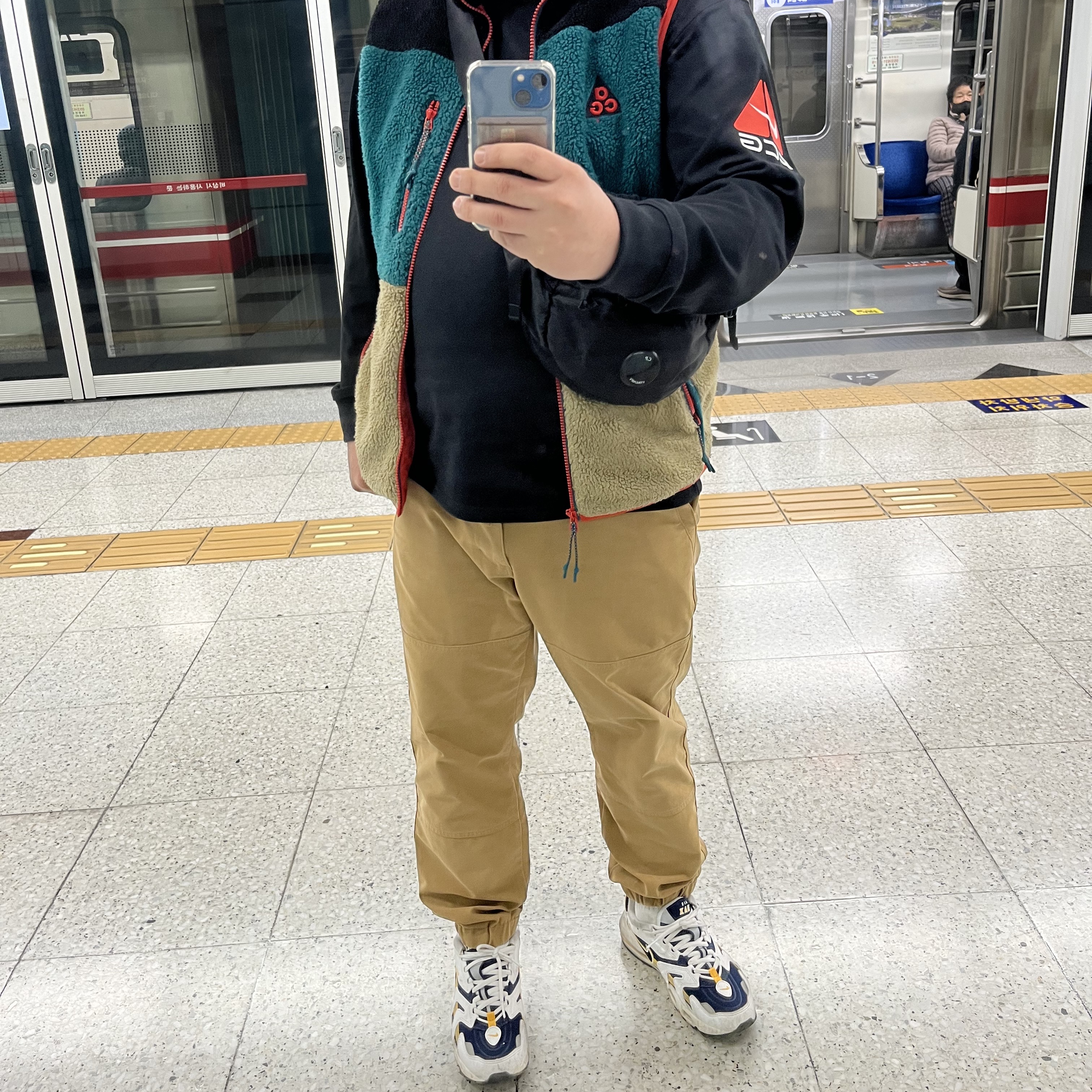 Sony WH-1000XM4 Black (Korean Ver.), Apple iPhone 13 Mini 128GB Blue (Korean Ver.) 착용 스타일