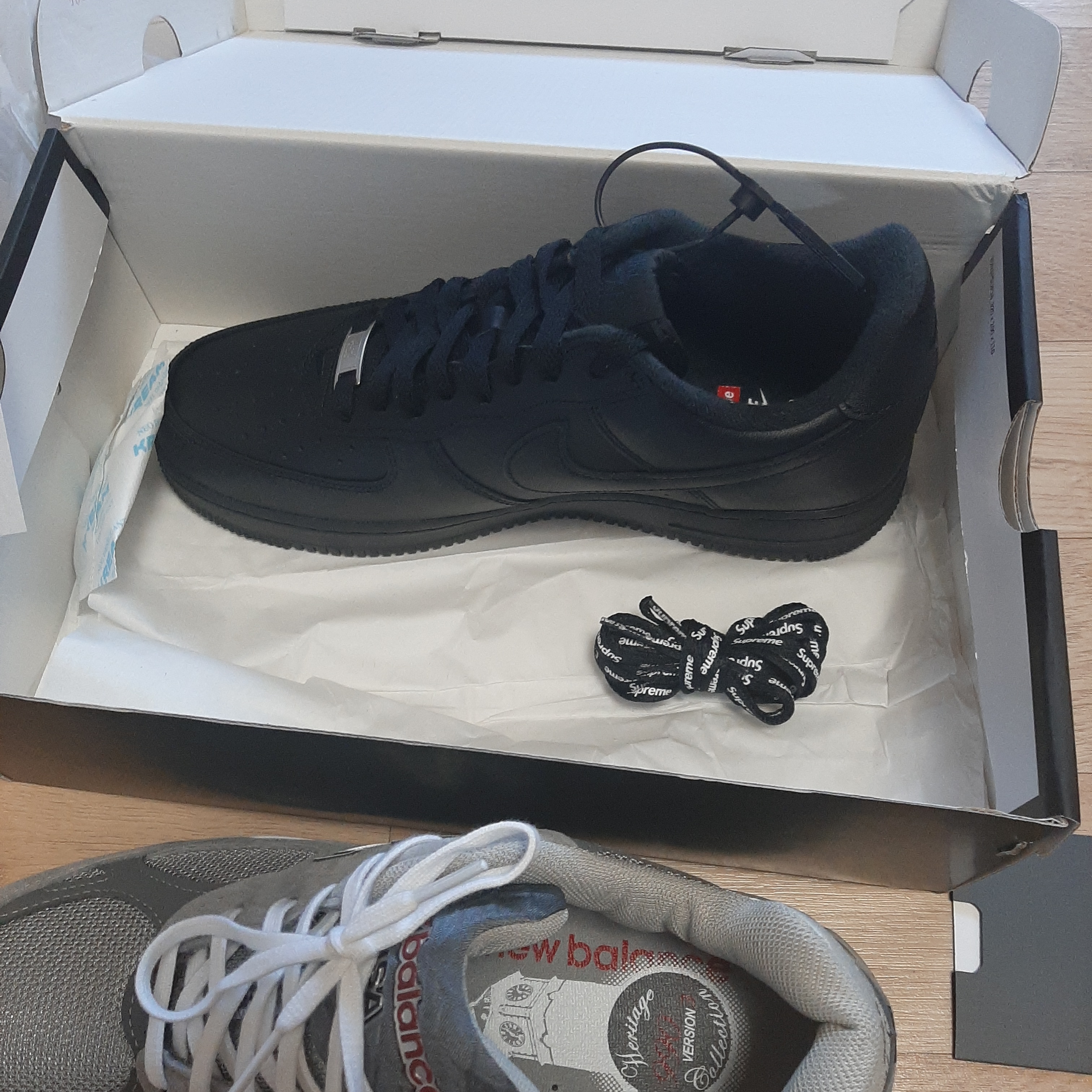 New Balance 990v3 Made in USA Grey - D Standard, Nike x Supreme Air Force 1 Low Black 착용 스타일 - 2