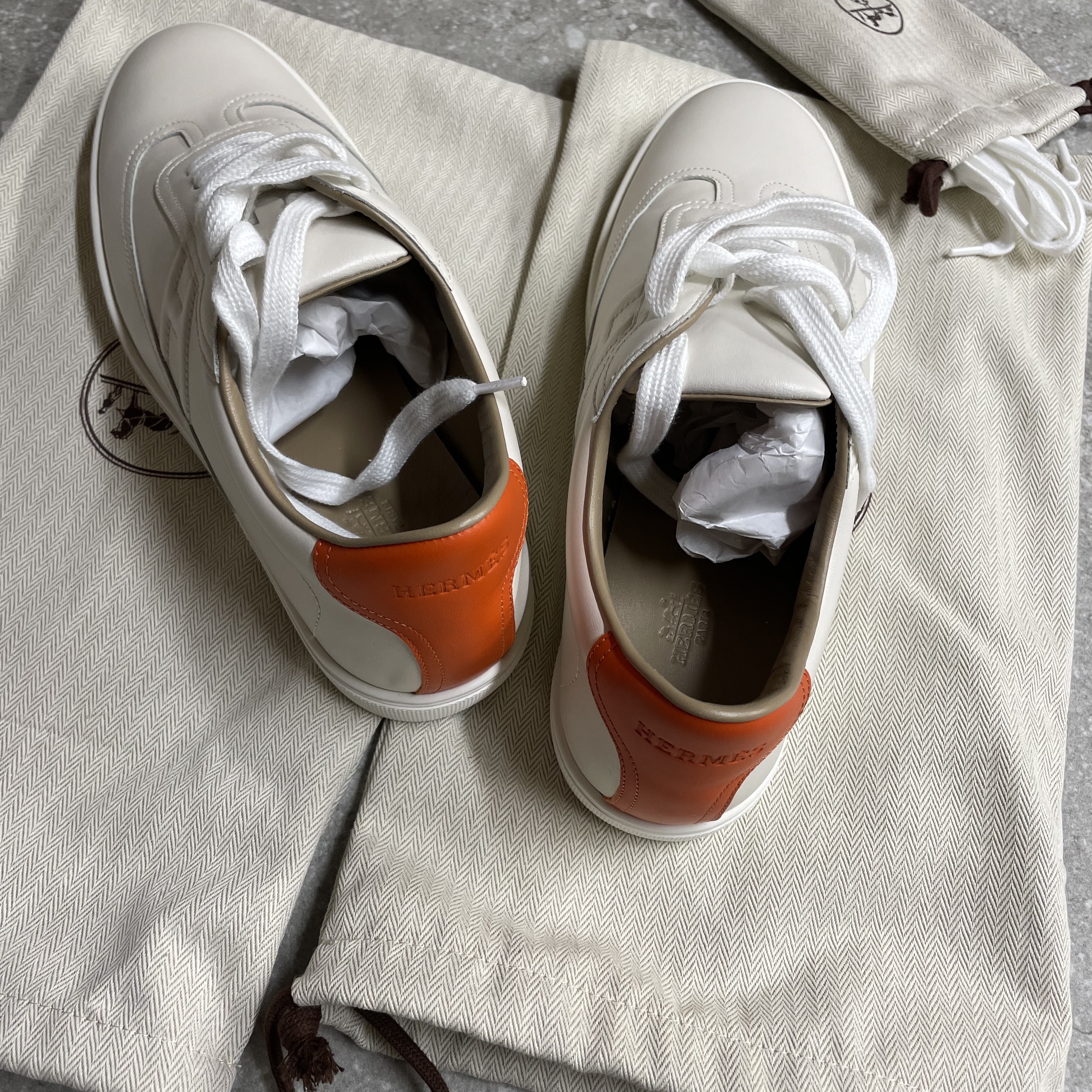 Hermes Quicker Sneakers Calfskin & Blanc Orange 착용 스타일 - 2