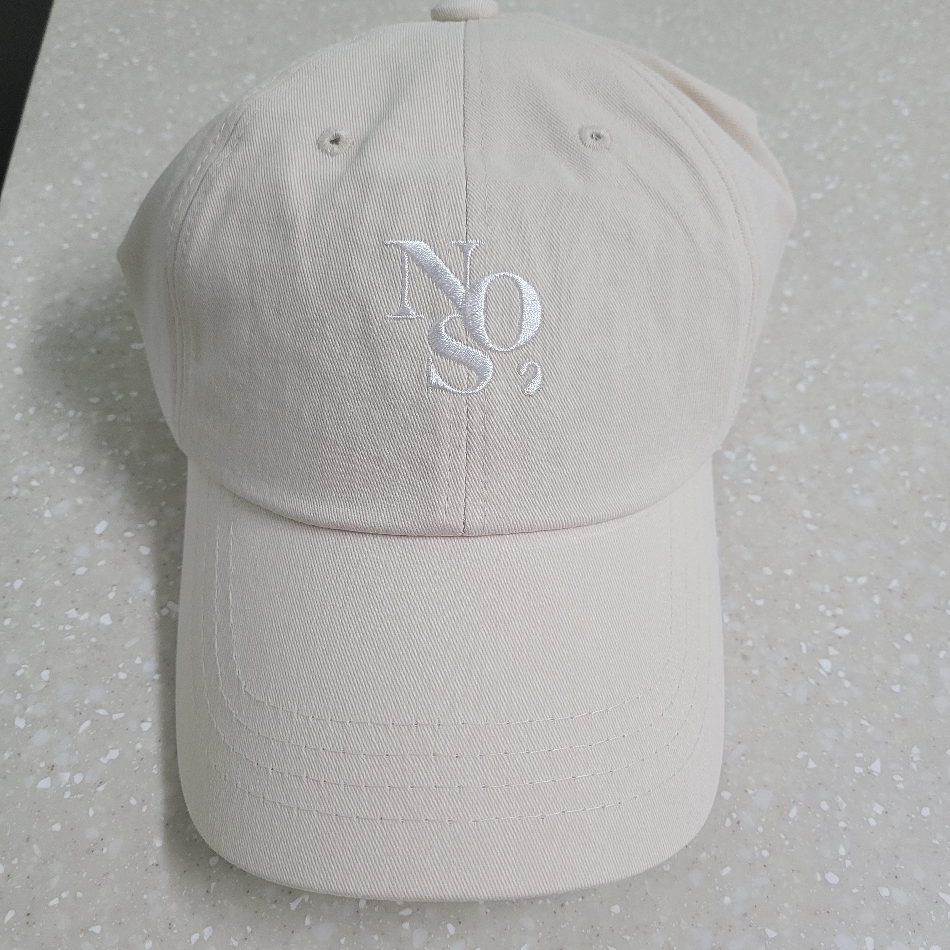 NOS7 Signature Symbol Ball Cap Beige 착용 스타일 - 1
