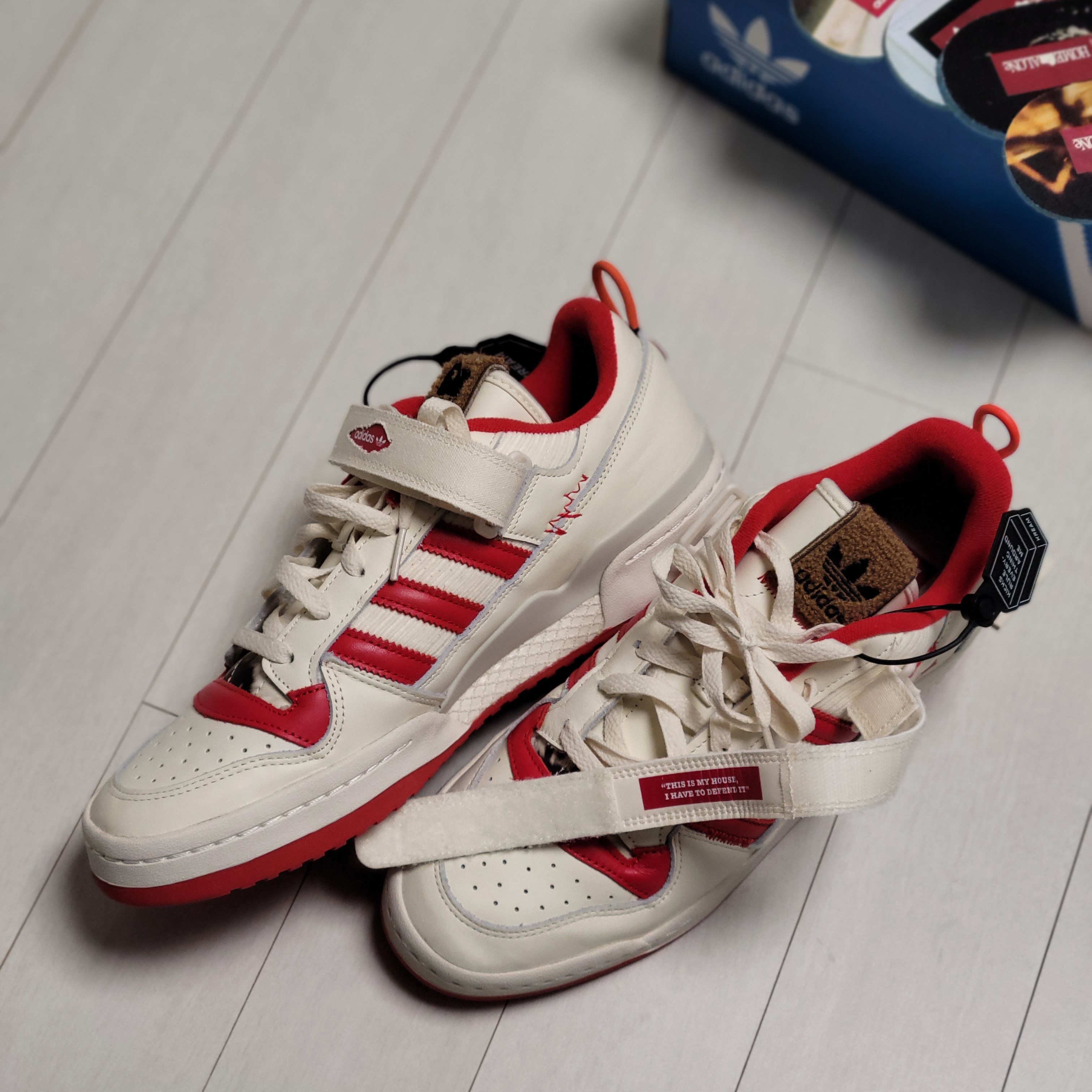 Adidas Forum Low Home Alone 착용 스타일 - 4