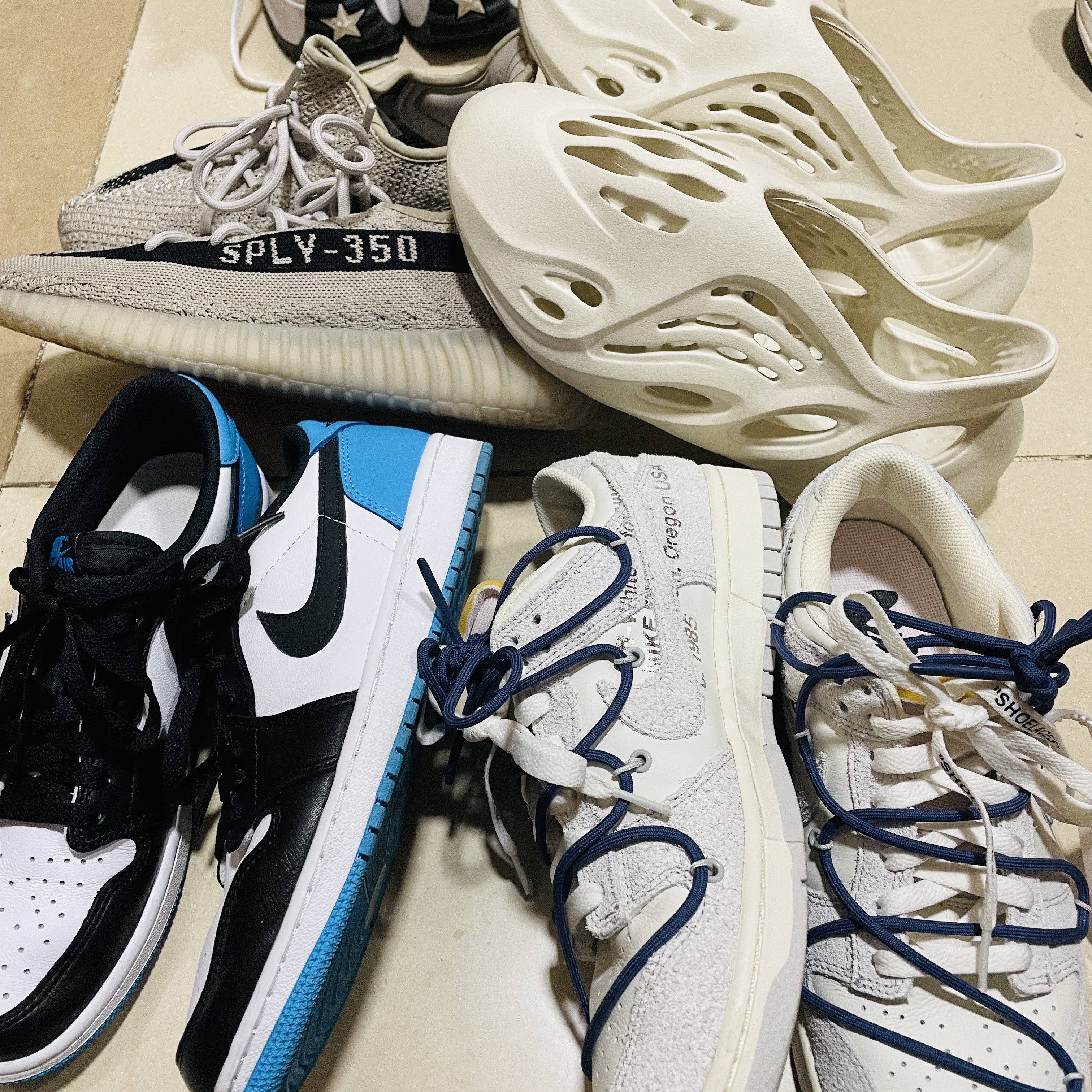 Jordan 1 Retro Low OG Black and Dark Powder Blue, Nike x Off-White Dunk Low The 50 - Lot 18 착용 스타일