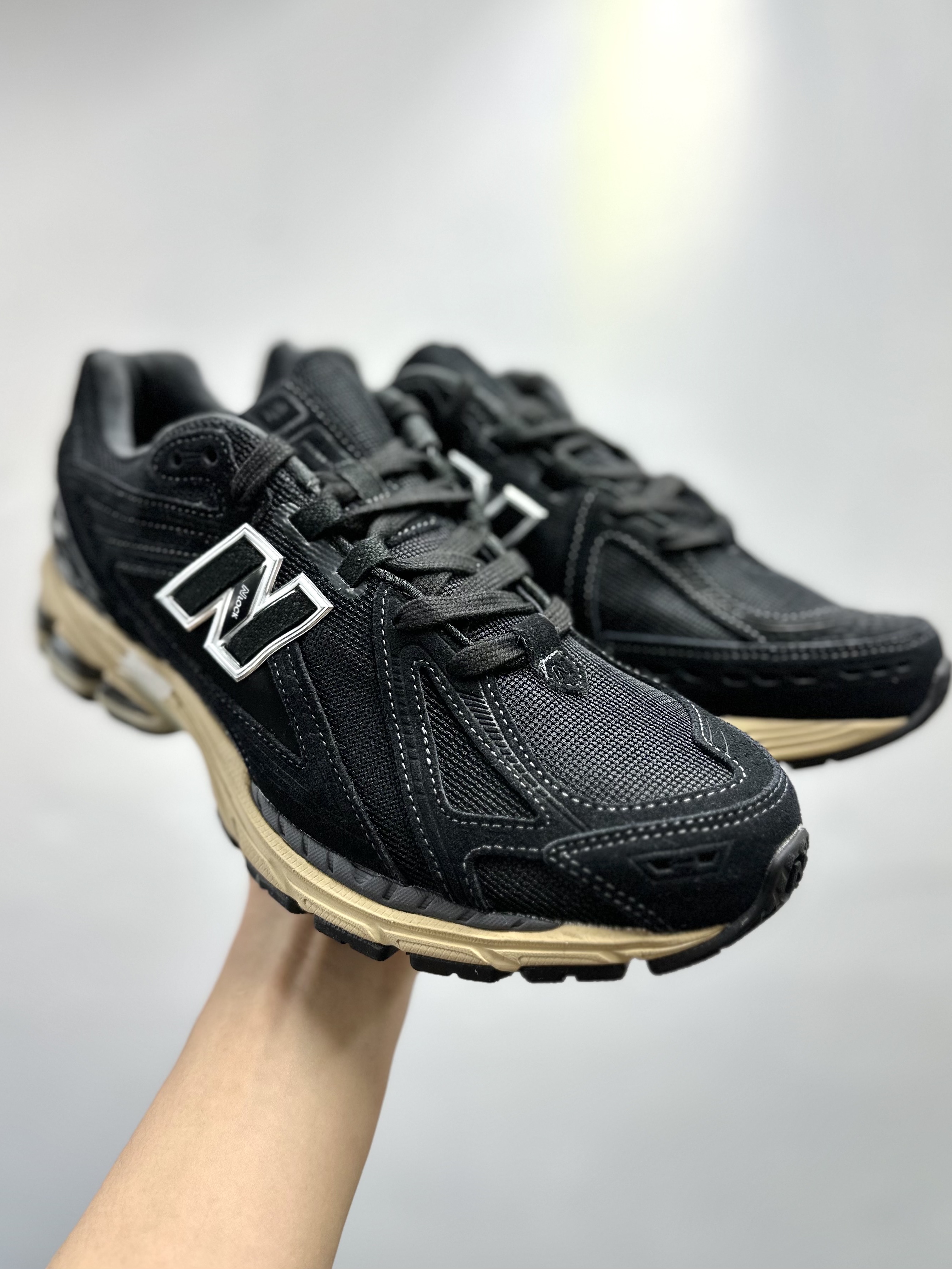 New Balance 1906R Black Taos Taupe 착용 스타일 - 2