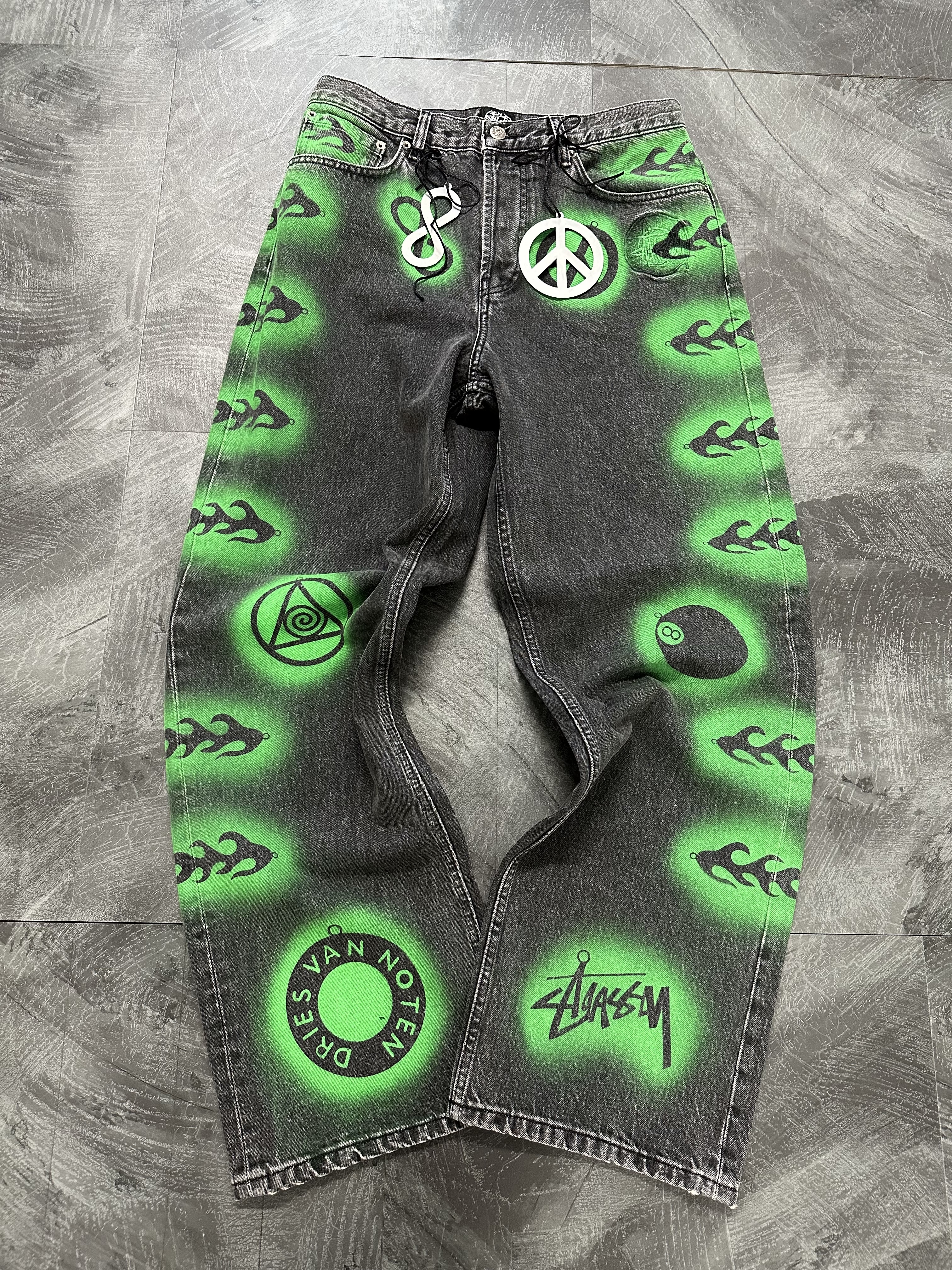 Stussy x Dries Van Noten Hand Stencilled Jean Washed Black 착용 스타일 - 2