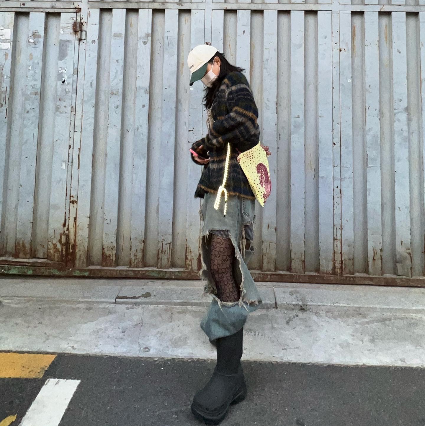 Balenciaga x Crocs Rubber Boot Black 착용 스타일 - 2