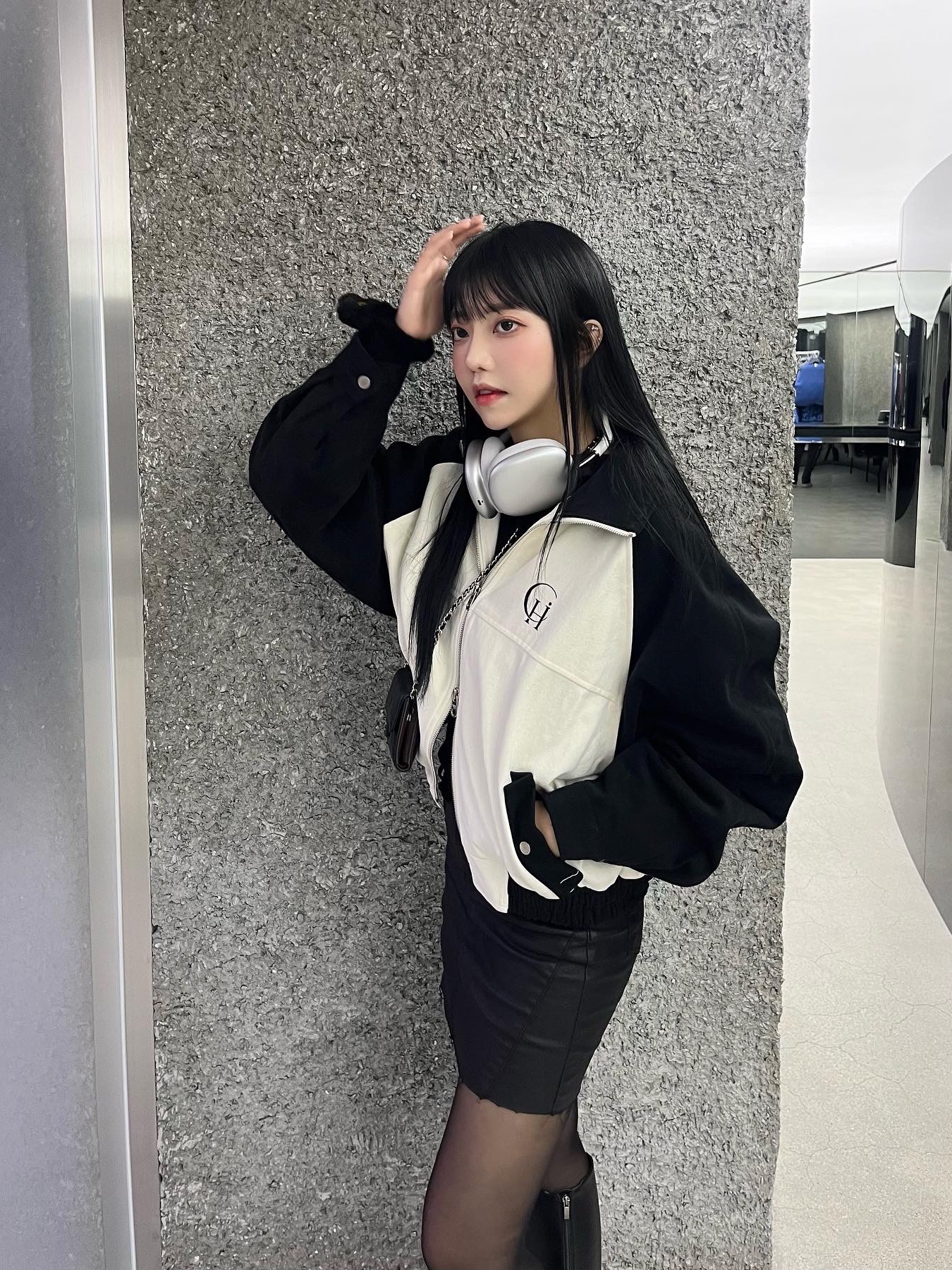 Apple AirPods Max Lightning Silver (Korean Ver.), Chanel Small Classic Flap Wallet Grained Calfskin & Silver Black 착용 스타일 - 3