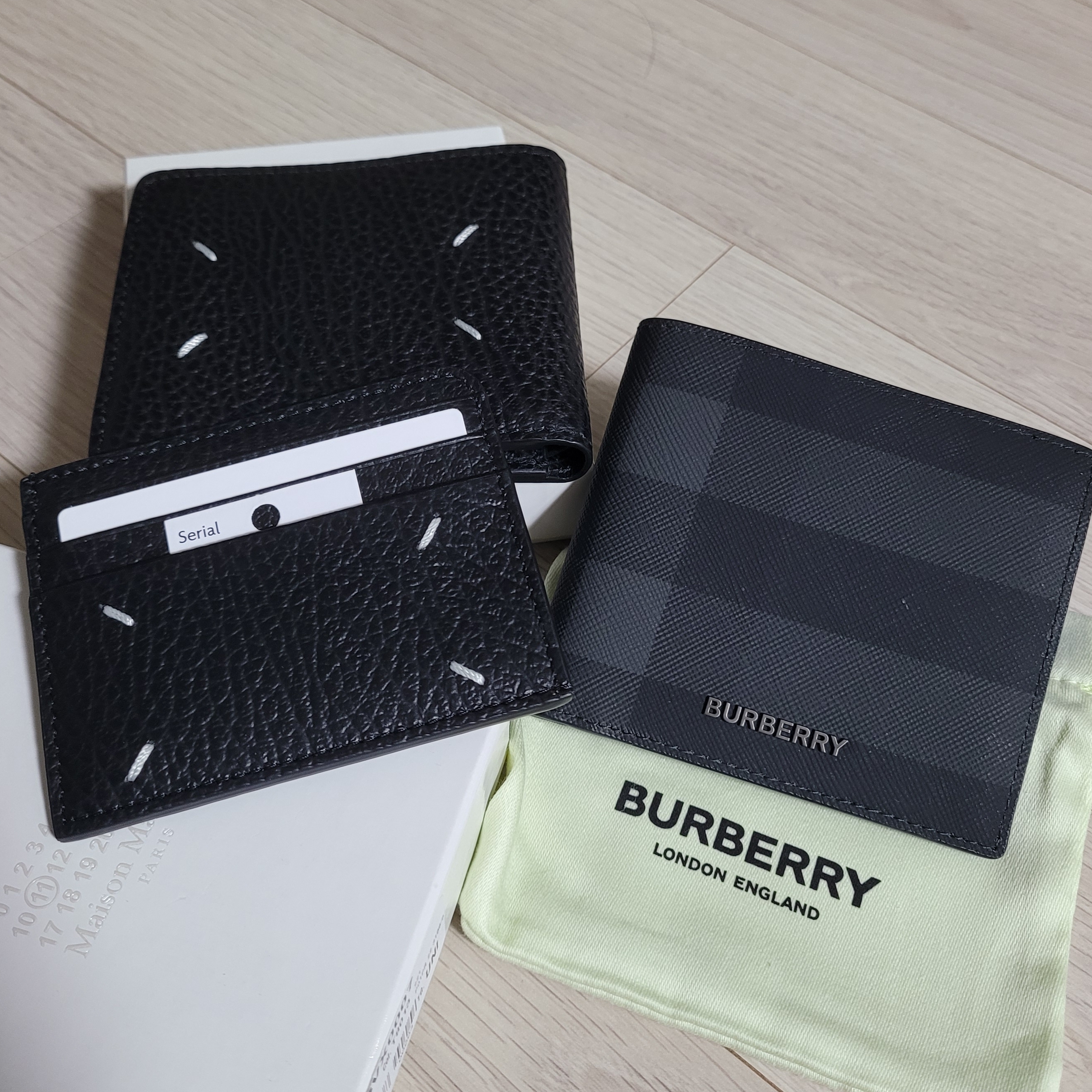 Burberry Check Leather International Bifold Wallet Charcoal, Maison Margiela Bi-Fold Wallet Black 착용 스타일