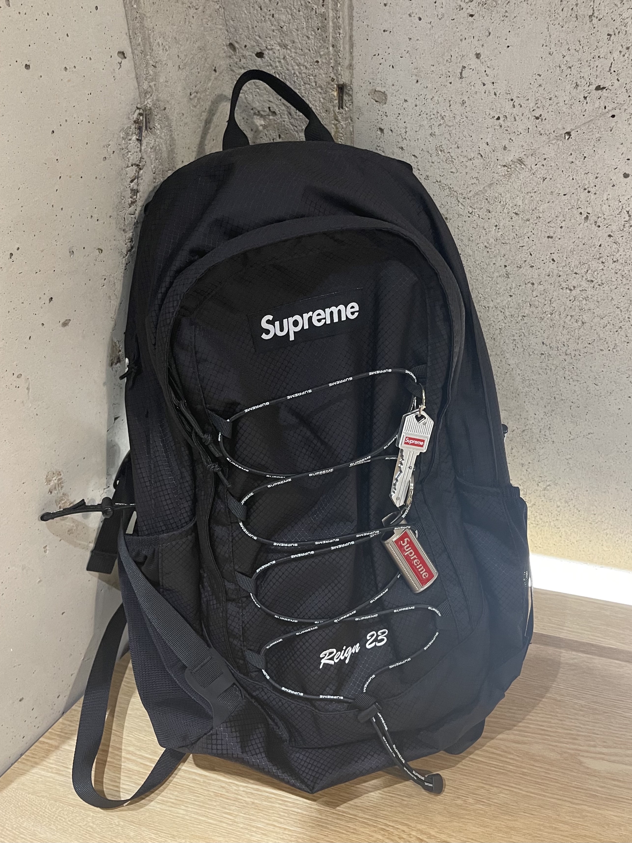 Supreme Backpack Black - 22SS 착용 스타일