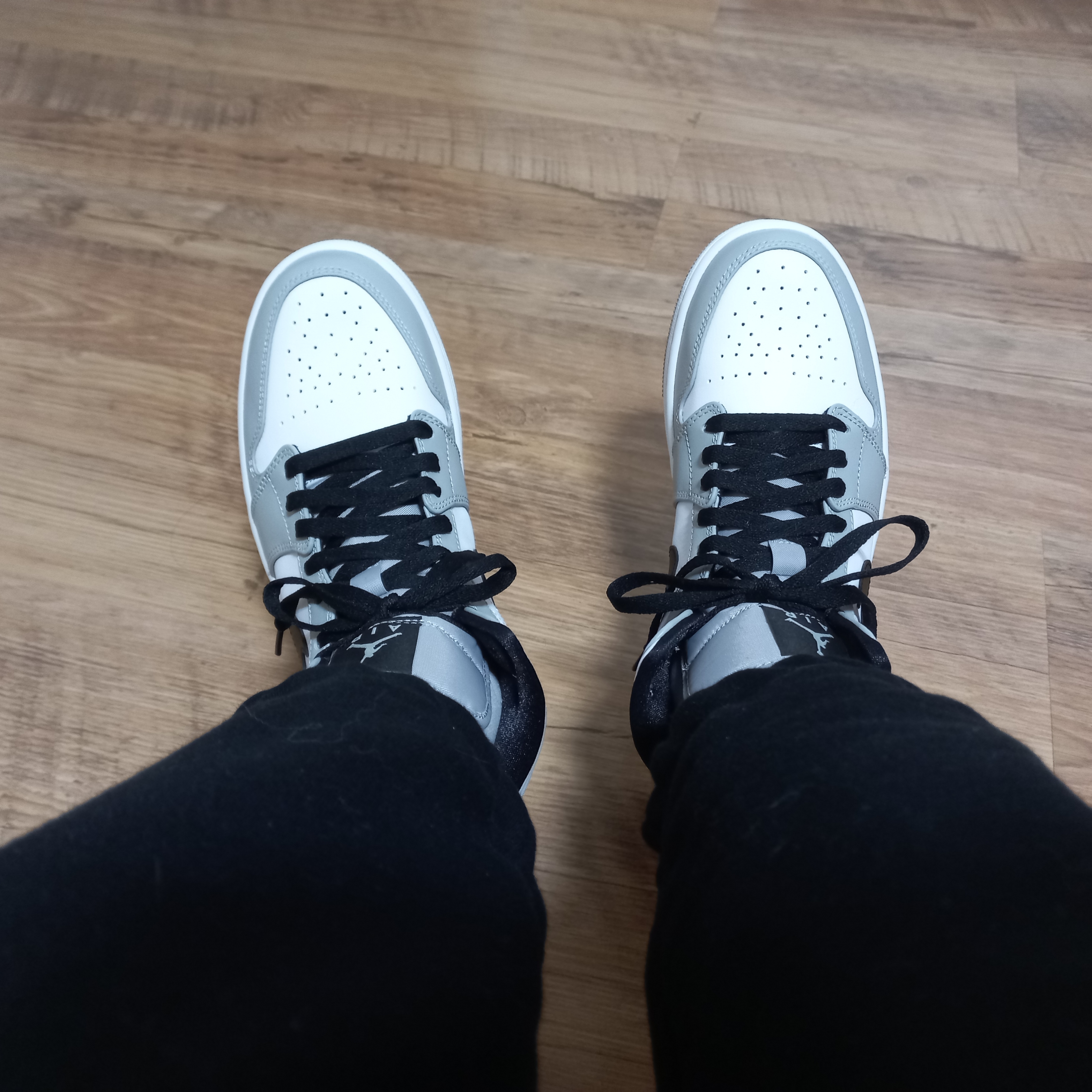 Jordan 1 Mid Light Smoke Grey 착용 스타일