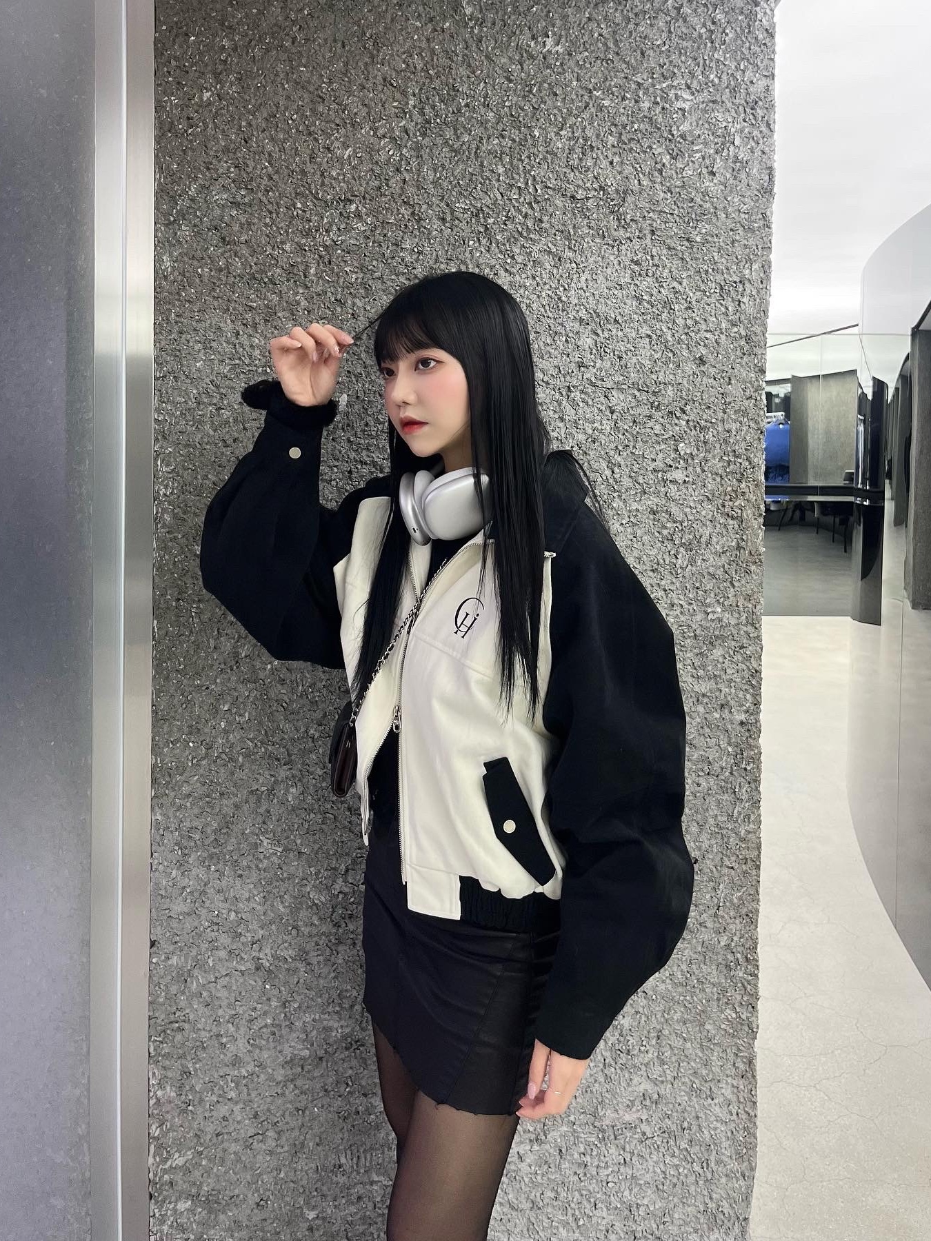 Apple AirPods Max Lightning Silver (Korean Ver.), Chanel Small Classic Flap Wallet Grained Calfskin & Silver Black 착용 스타일 - 4