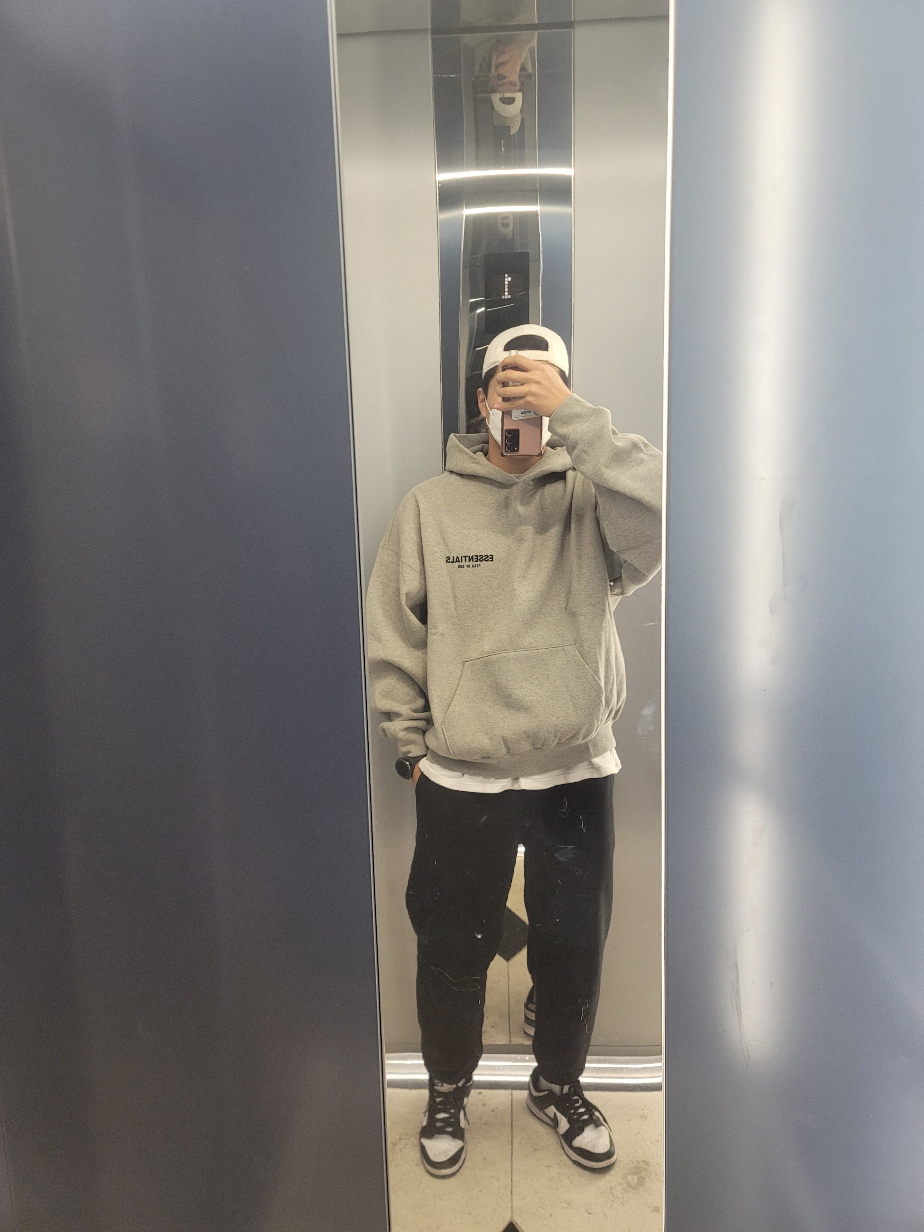 Essentials The Core Collection Hoodie Dark Oatmeal 착용 스타일 - 1