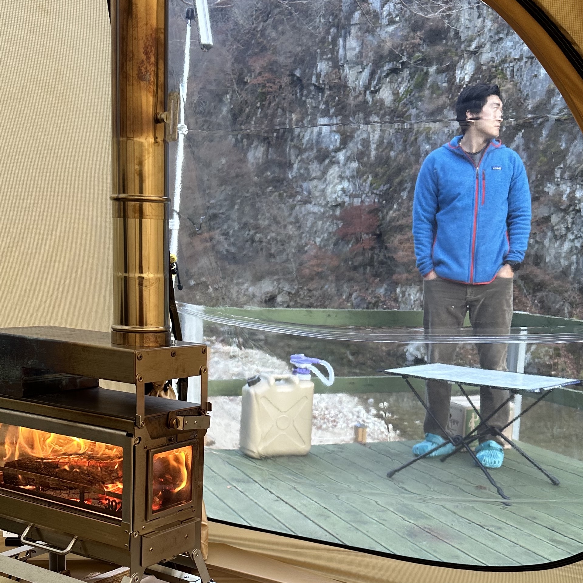 Crocs x Salehe Bembury Pollex Clog Tide, Patagonia Synchilla Snap-T Pullover Superior Blue 착용 스타일 - 3