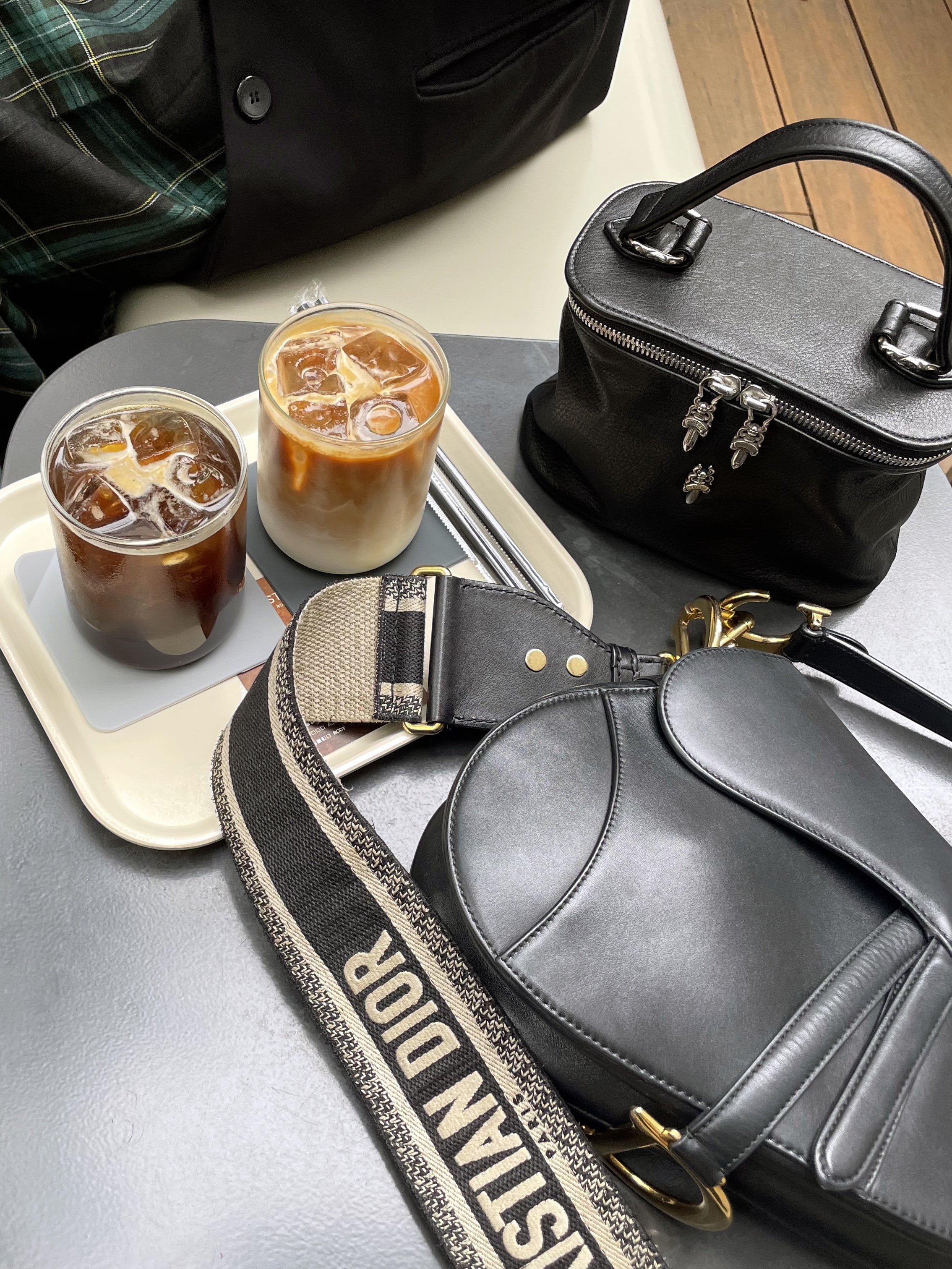 Dior Saddle Bag Grained Calfskin Black Gold 착용 스타일 - 2
