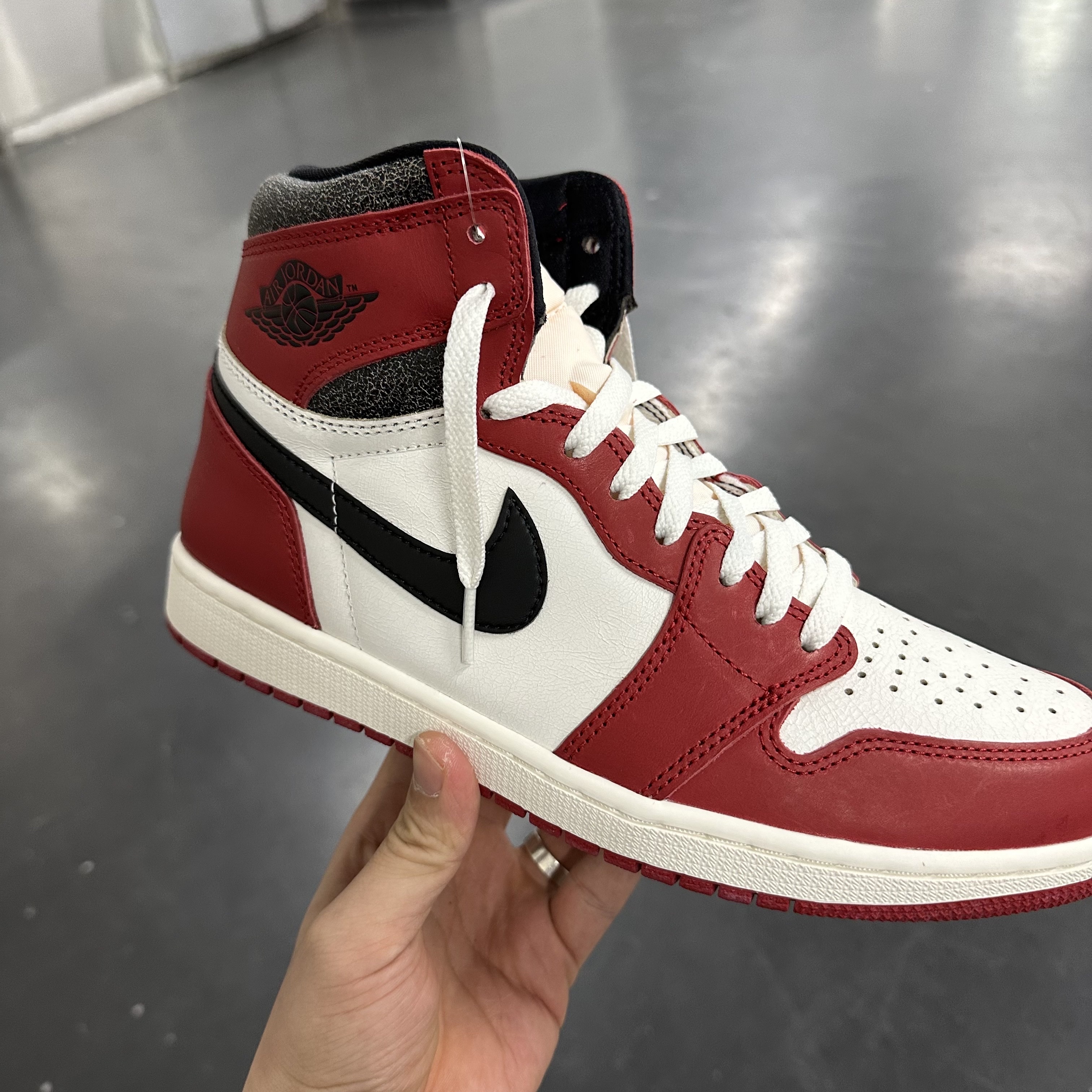 Jordan 1 Retro High OG Chicago 2022, Jordan 3 Retro Tinker White University Red 착용 스타일 - 3