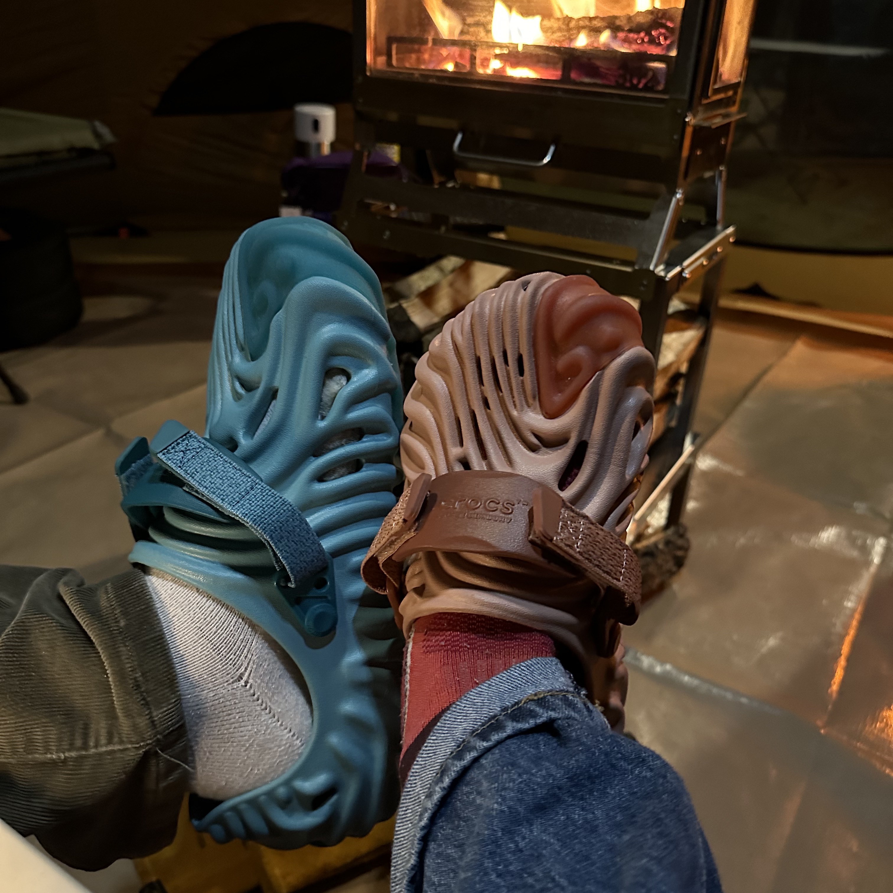Crocs x Salehe Bembury Pollex Clog Tide, Patagonia Synchilla Snap-T Pullover Superior Blue 착용 스타일 - 2