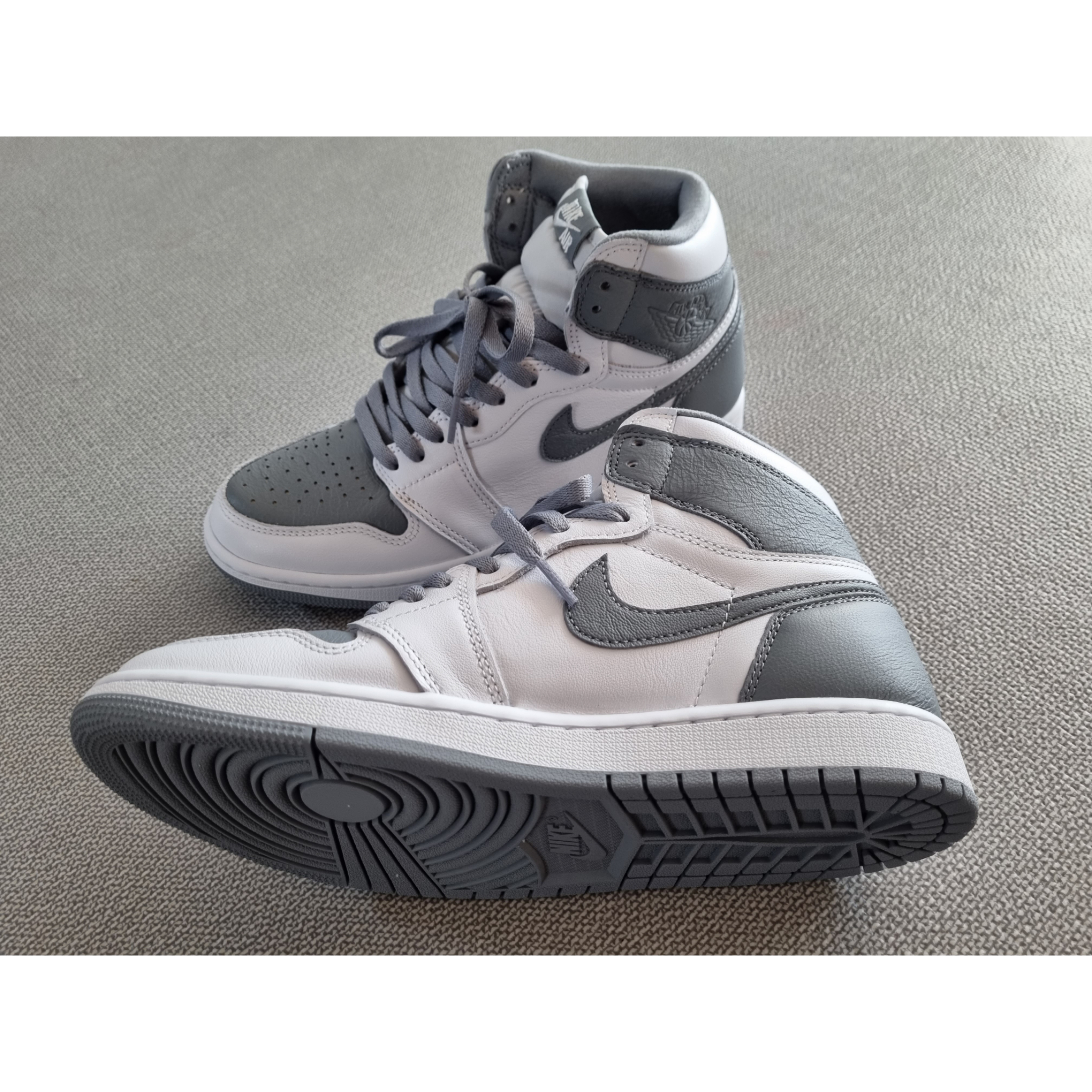 Jordan 1 Retro High OG Stealth 착용 스타일 - 2