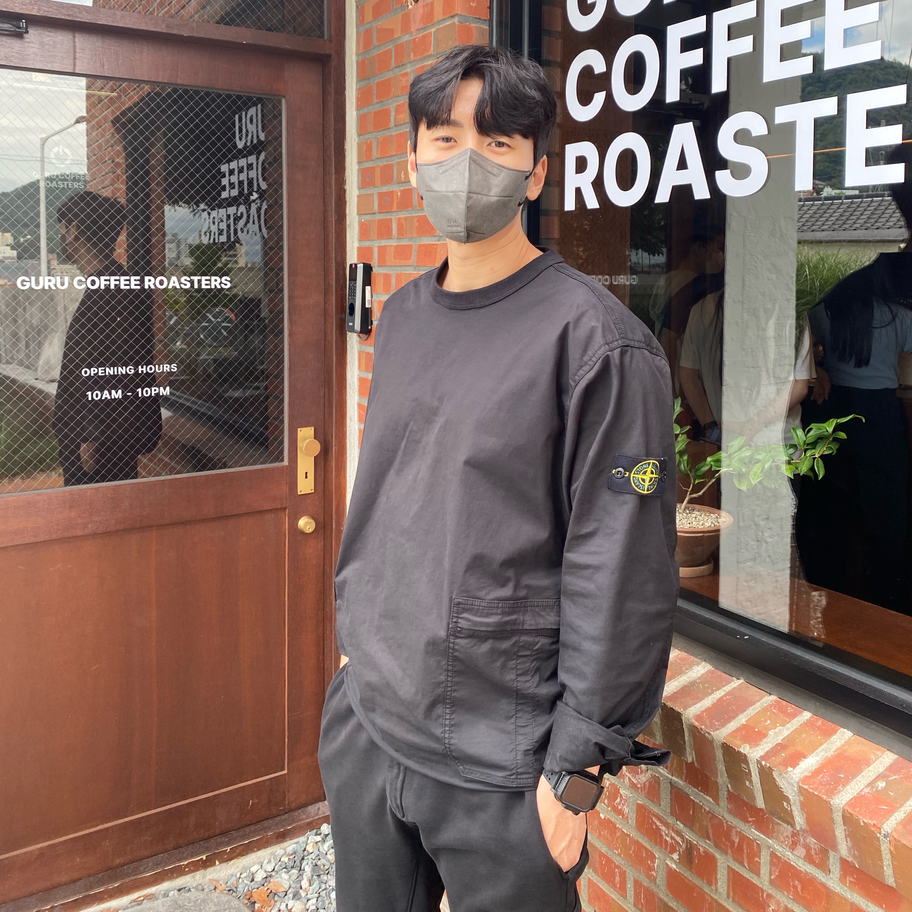 Stone Island 303L1 Compass Patch Cargo Pants Black - 22FW, Stone Island 64450 Long Sleeve Crewneck Sweatshirt Navy Blue - 21SS 착용 스타일 - 2